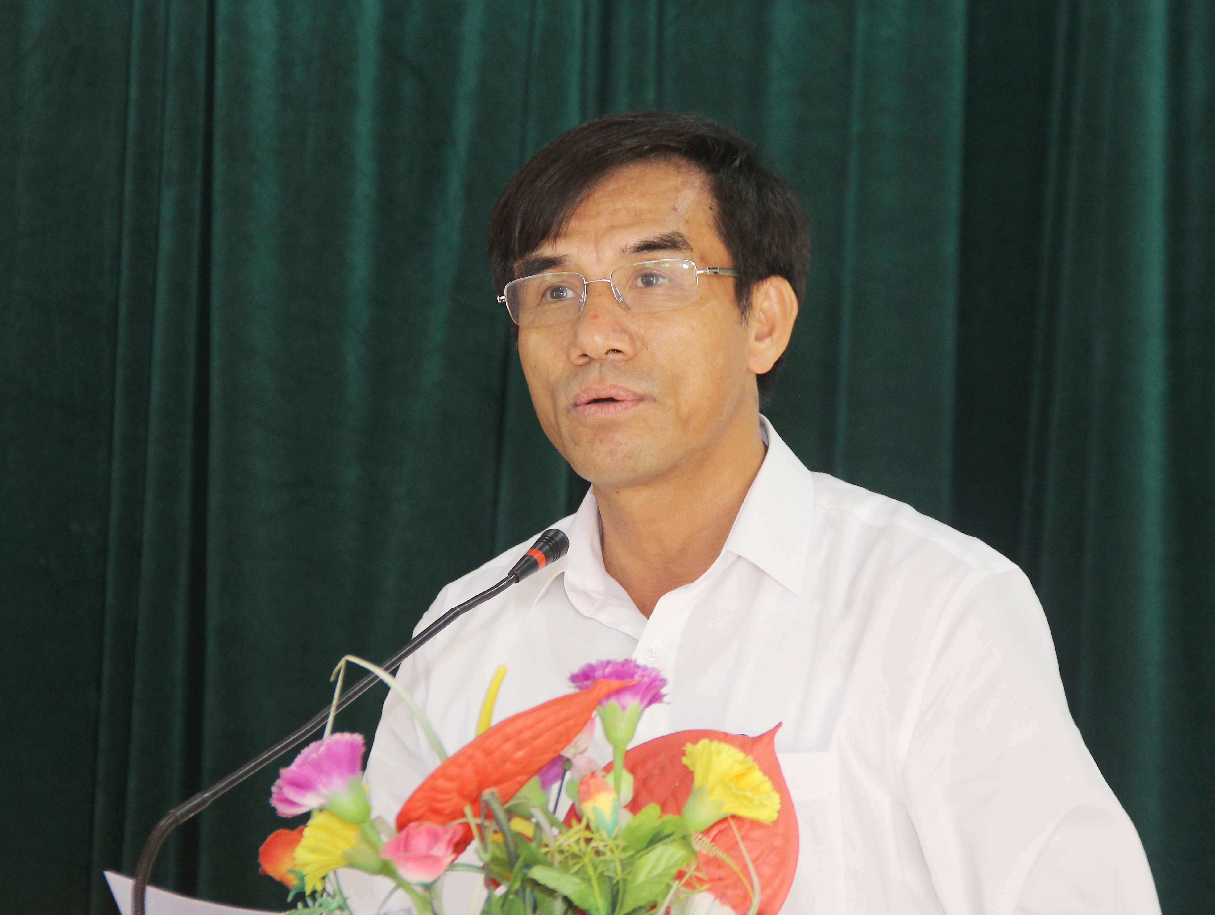 Chủ tịch UBND thị xã Doãn Tiến Dũng giải trình một số vấn đề thuộc thẩm quyền thị xã. Ảnh: Mai Hoa