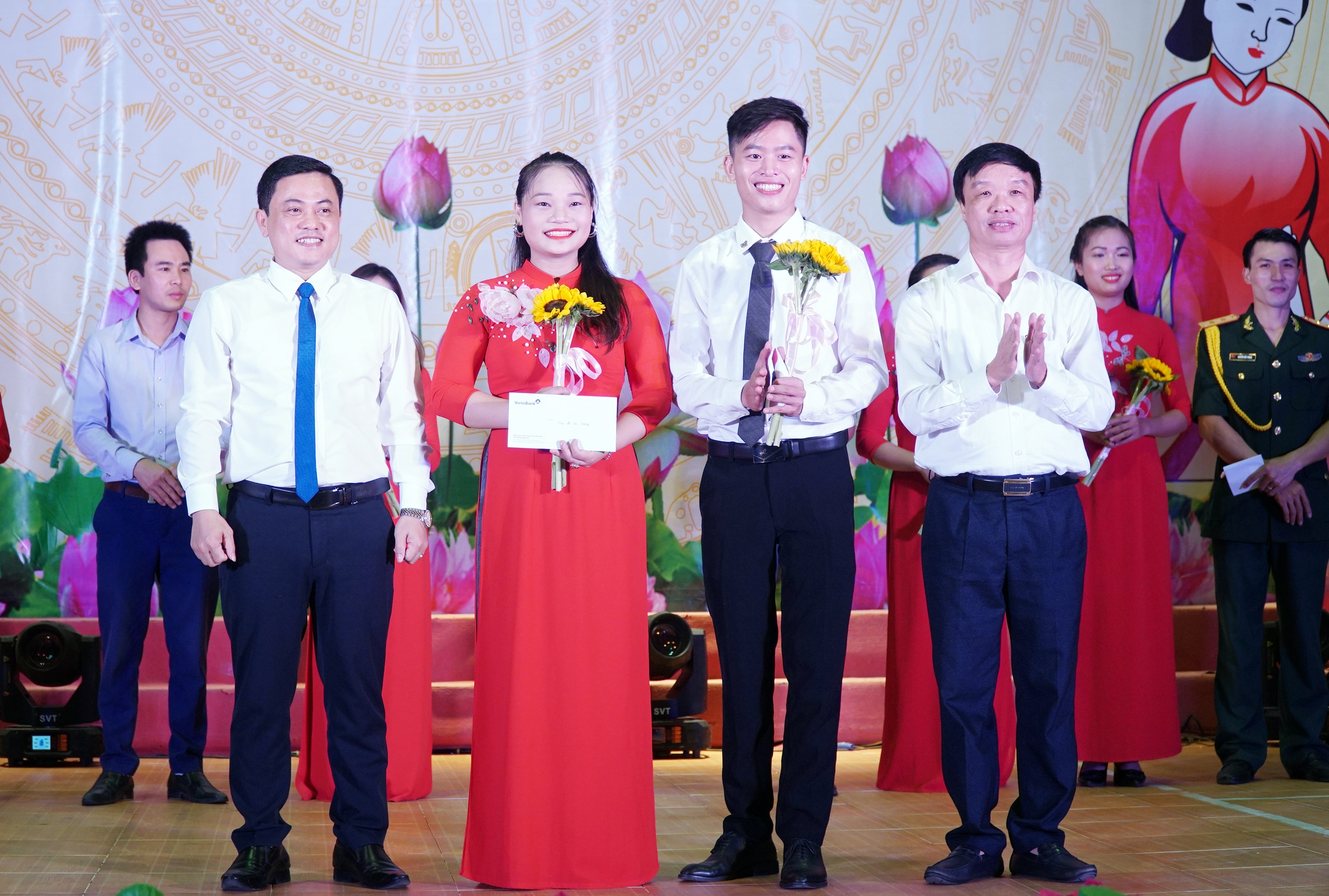 Lãnh đạo Chi cục Dân số - KHHGĐ tỉnh trao giải cho cặp thí sinh xuất sắc nhất hội thi. Ảnh: MH