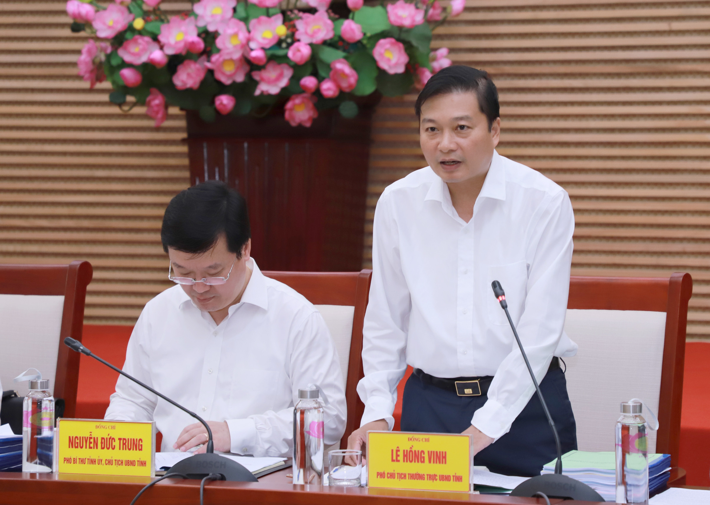 Phó Chủ tịch Thường trực UBND tỉnh Lê Hồng Vinh phát biểu tại cuộc họp. Ảnh: Phạm Bằng