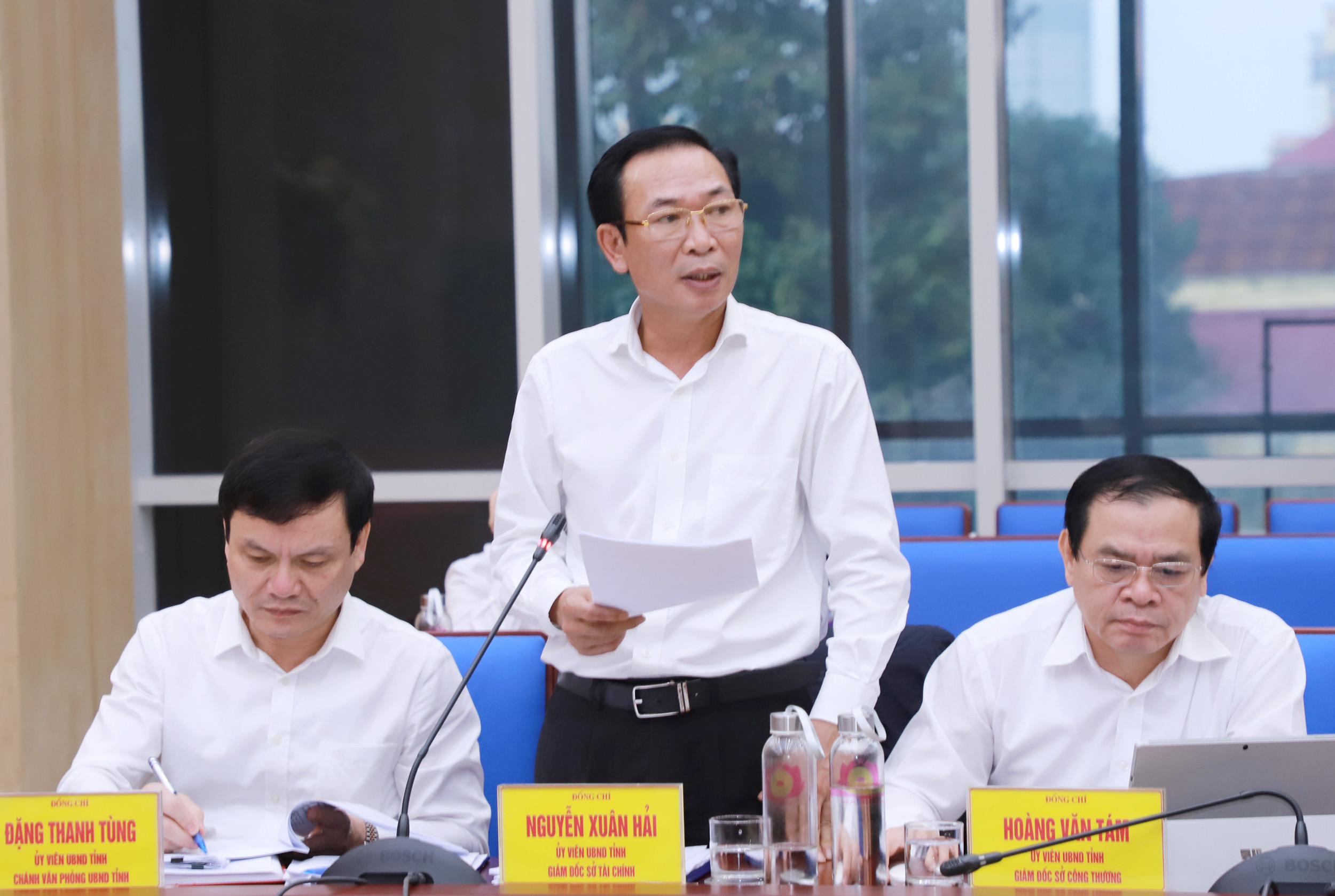 Ông Nguyễn Xuân Hải - Giám đốc Sở Tài chính phát biểu tại phiên họp. Ảnh: Phạm Bằng