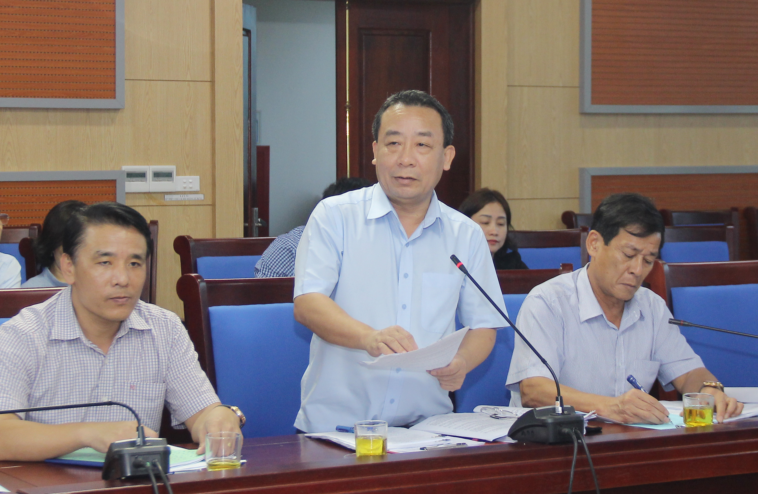 Giám đốc Sở Nông nghiệp và Phát triển nông thôn Nguyễn Văn Đệ làm rõ cơ cấu nguồn lực để thực hiện chính sách hỗ trợ xây dựng nông thôn mới và xây dựng sản phẩm OCOP. Ảnh: Mai Hoa