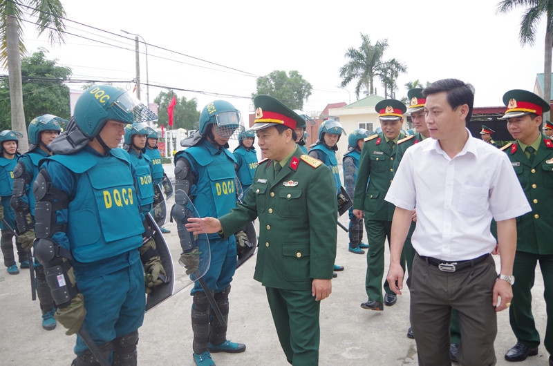Anh 3: Đại tá Nguyên Ngọc Hà, Ủy viên BTV tỉnh ủy, Chỉ huy trưởng Bộ CHQS tỉnh kiểm tra công tác huấn luyện, SSCĐ của lực lượng dân quân xã Nghi Kim TP Vinh. Ảnh: Trọng Kiên