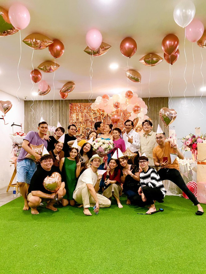 Trước đó, Hồ Ngọc Hà nhận rất nhiều quà bất ngờ, đặc biệt là bữa tiệc sinh nhật mà công ty tổ chức tặng cô. 