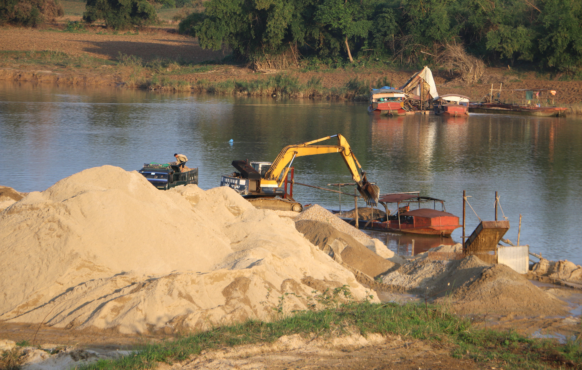 Khai thác cát  tại Nghĩa Đồng. Ảnh: Nguyễn Hải