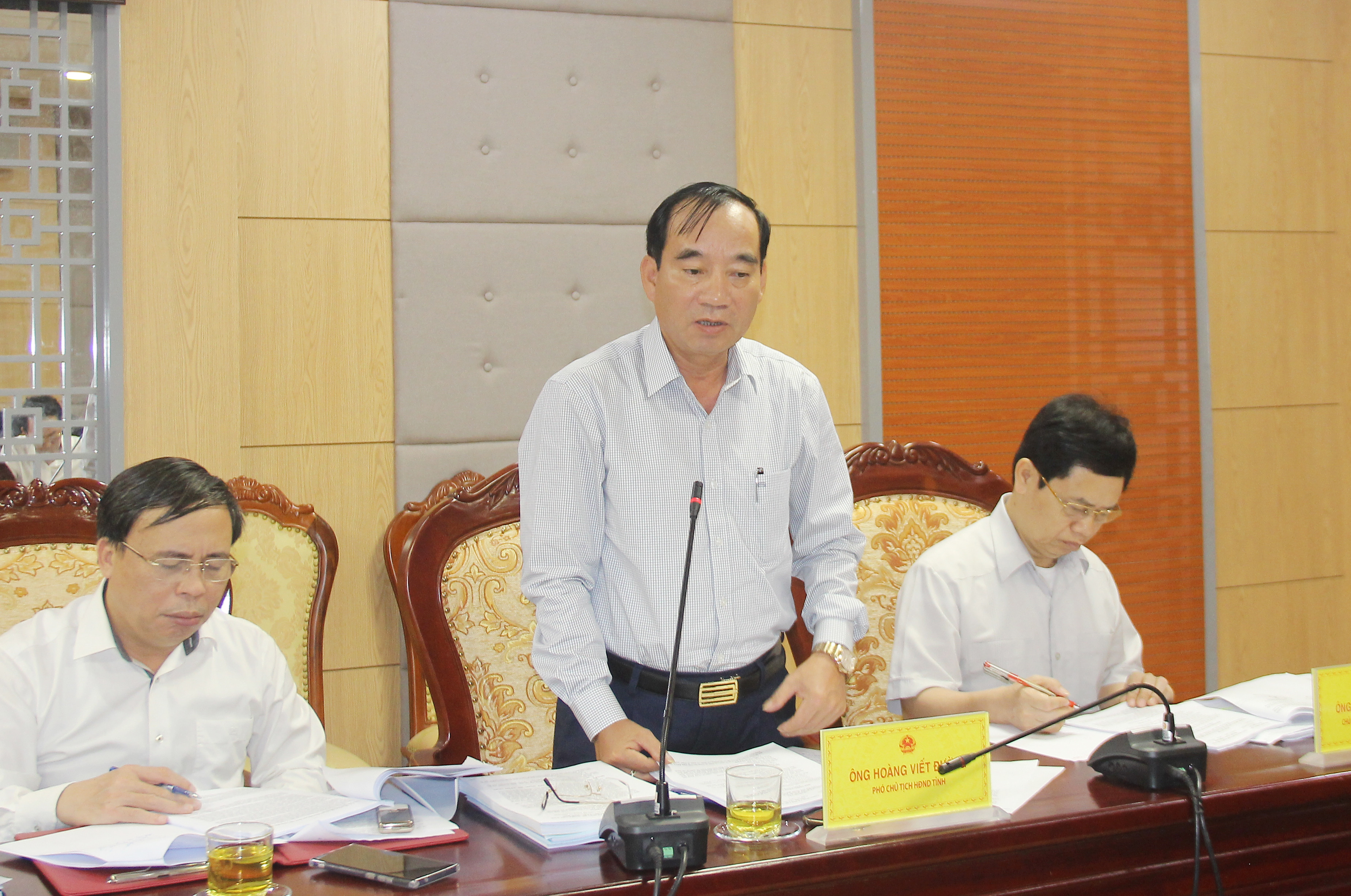 Phó Chủ tịch HĐND tỉnh Hoàng Viết Đường tham gia ý kiến về việc giao quyền quyết định chủ trương đầu tư một số dự án đầu tư cho UBND tỉnh theo Luật đầu tư công năm 2019. Ảnh: Mai Hoa