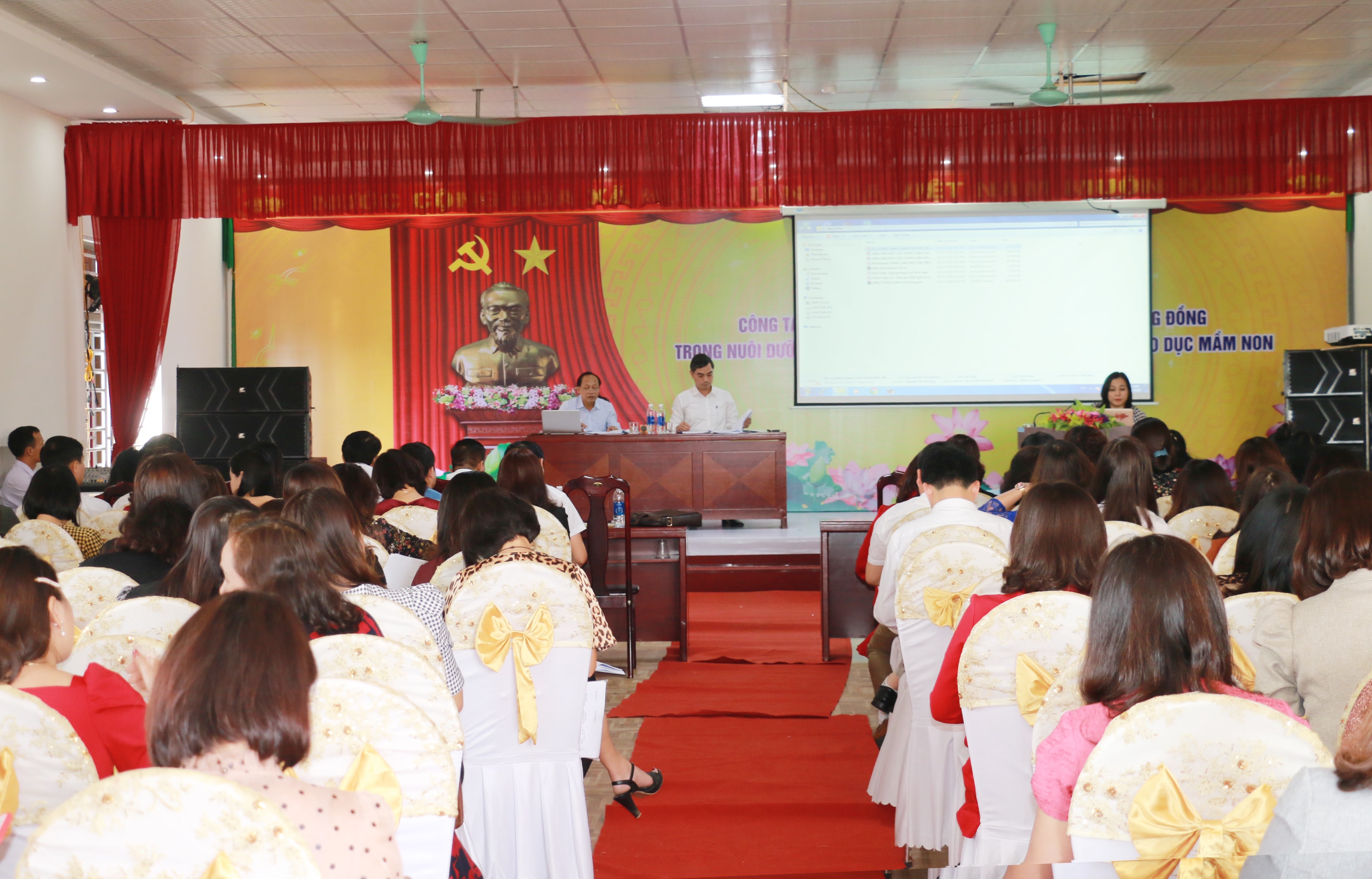 Các đại biểu tham luận tại hội thảo. Hội thảo có sự tham gia của gần 200 cán bộ, giáo viên đến từ 21 huyện, thành thị trong cả tỉnh.  Ảnh: MH