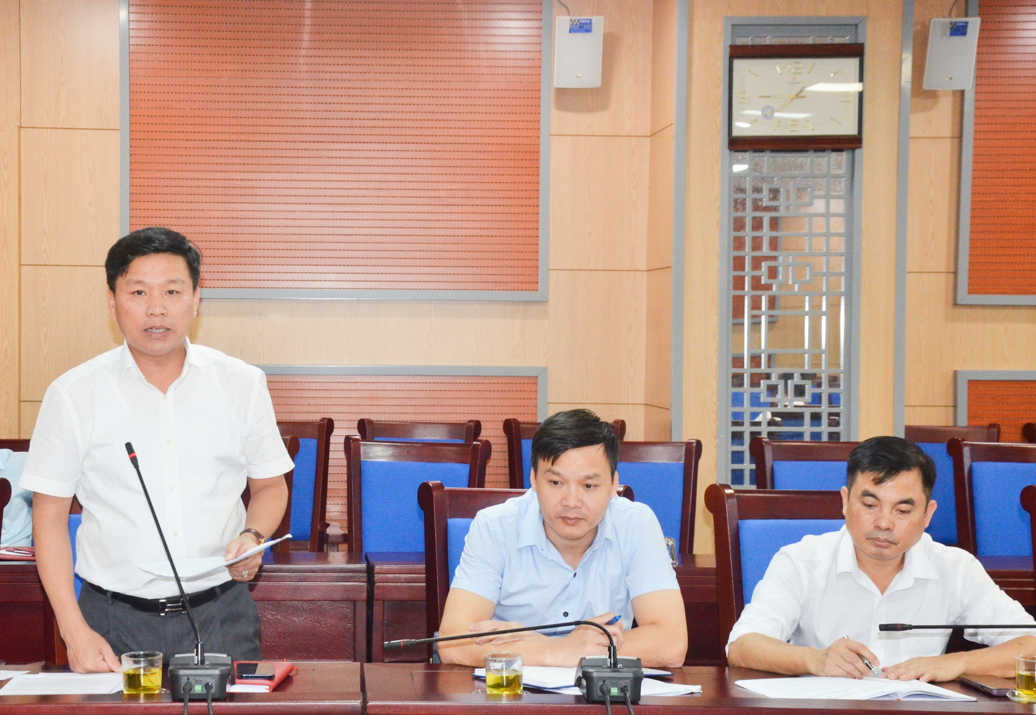 Giám đốc Sở Giao thông vận tải Hoàng Phú Hiền báo cáo tình hình côg 