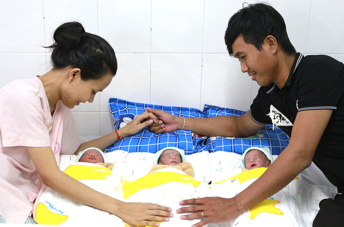 Vợ chồng chị Hồng Nhi bên ba bé trai. Ảnh do bệnh viện cung cấp.
