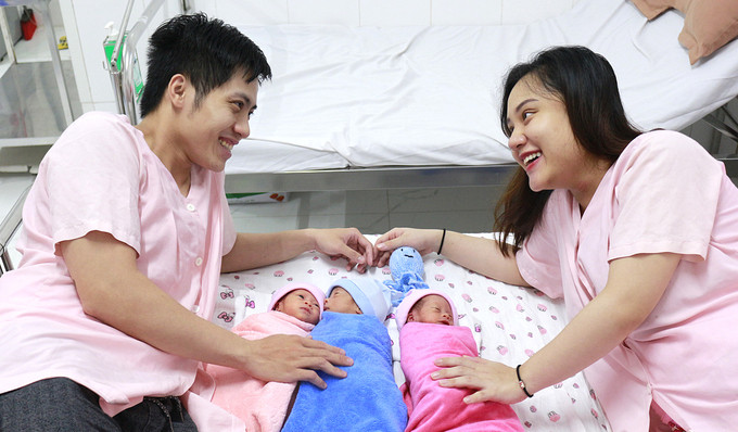 Năm người gia đình chị Thanh Mai, tại bệnh viện. Ảnh do bệnh viện cung cấp