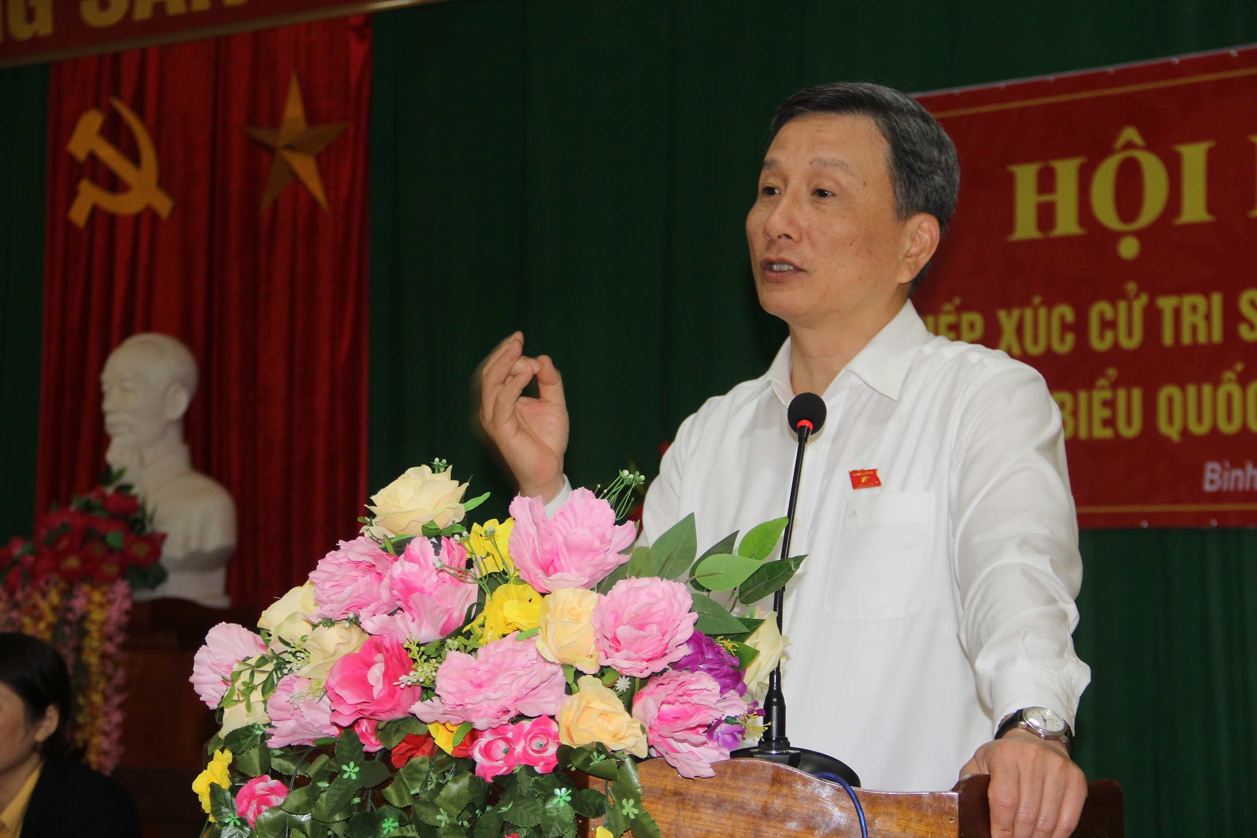 Đại biểu Lê Quang Huy thông báo vắn tắt tới cử tri nội dùng kỳ họp vừa qua. Ảnh: Tiến Hùng