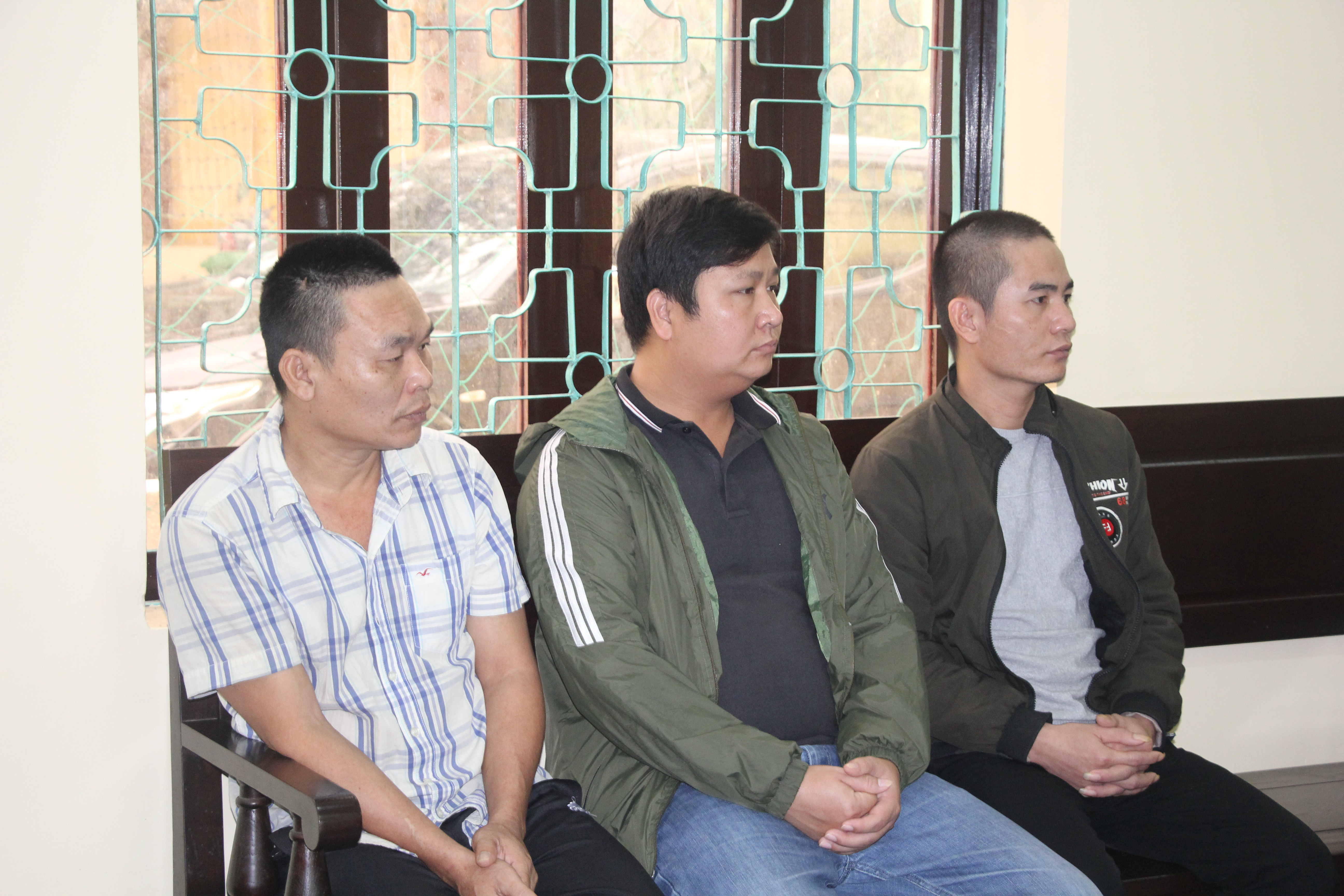 Trong 1 ngày tại tòa án, Lê Duy Hạnh, bên phải bị xét xử 2 lần ở 2 vụ án khác nhau