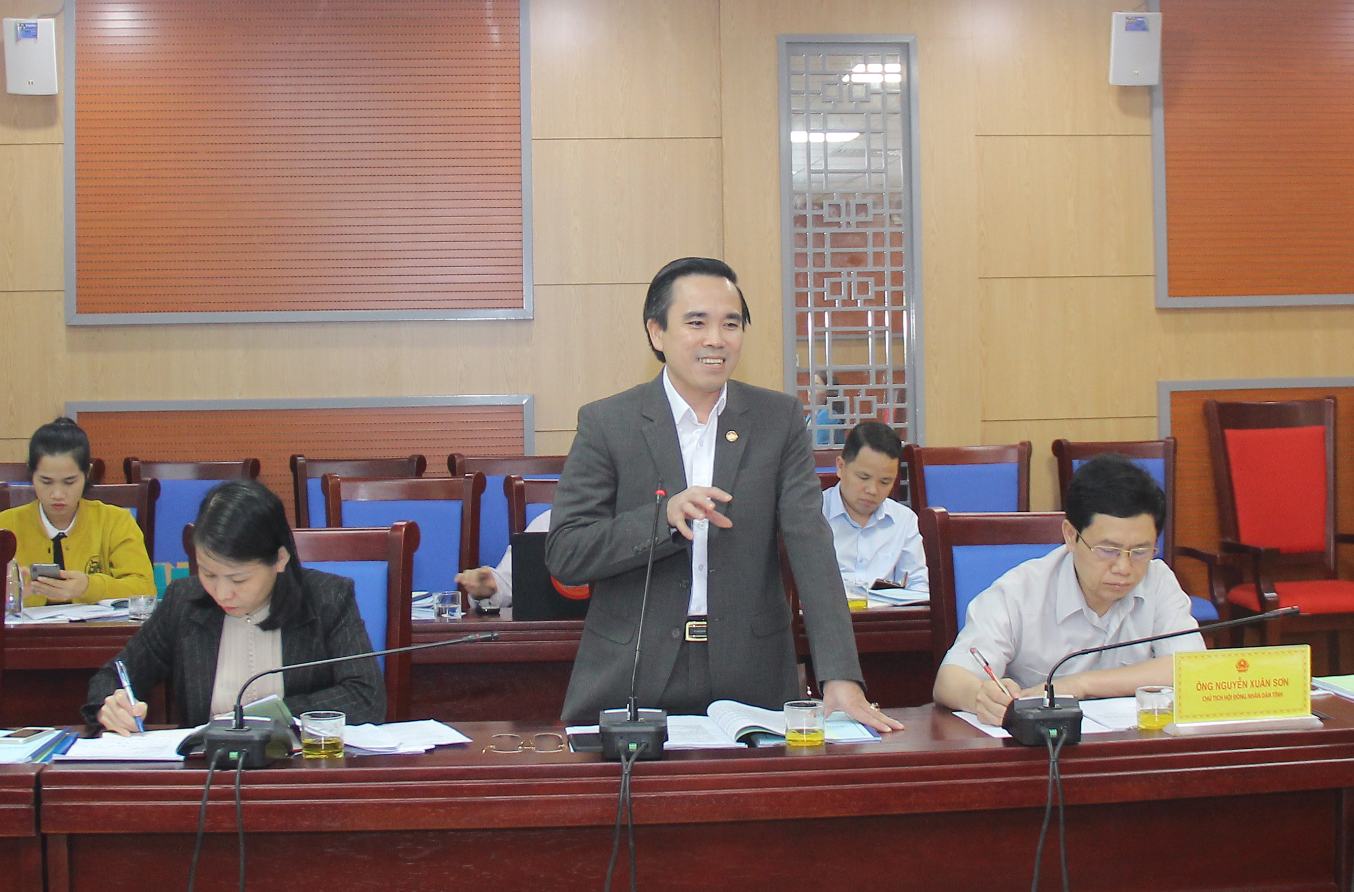 Phó Chủ tịch UBMTTQ tỉnh Lê Văn Ngọc tham gia ý kiến tại cuộc họp. Ảnh: Mai Hoa