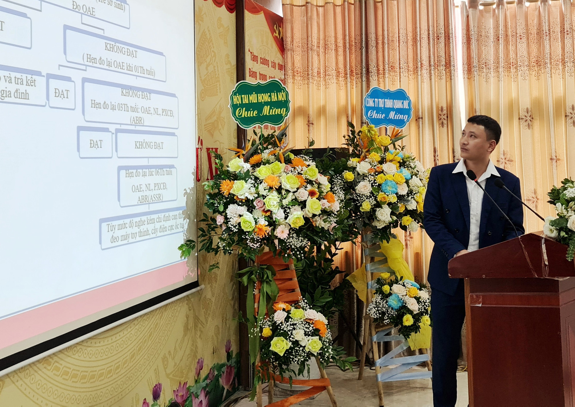 ThS.BS Phan Quang Trung, Khoa Tai Mũi Họng, Bệnh viện Sản Nhi Nghệ An đã báo cáo quy trình sàng lọc khiếm thính tại bệnh viện. Ảnh: Hoàng Yến
