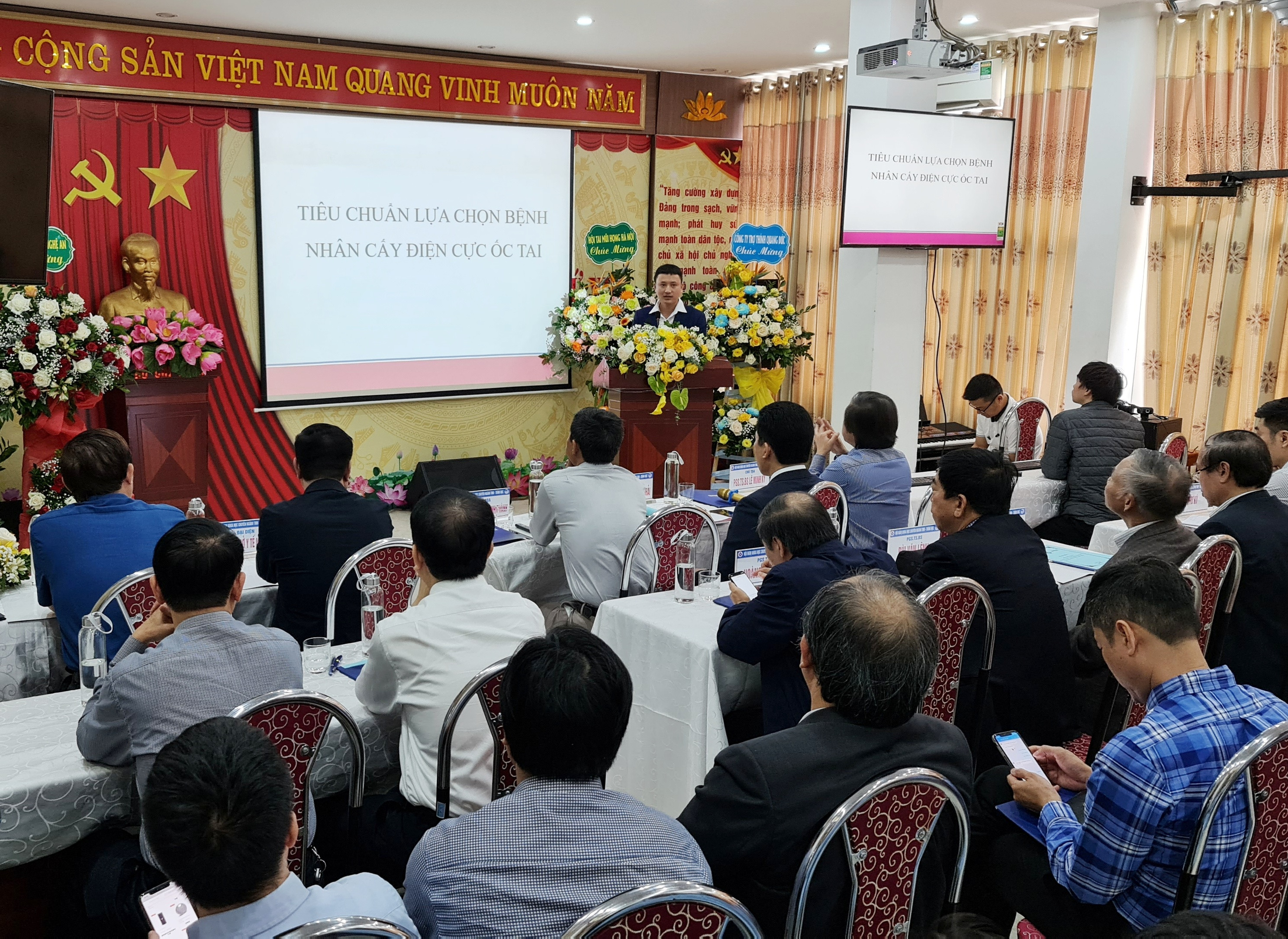 Hội nghị có sự tham dự của đông đảo các chuyên gia đầu ngành Tai Mũi Họng của cả nước và các nhà khoa học, bác sĩ trong tỉnh. Ảnh Hoàng Yến