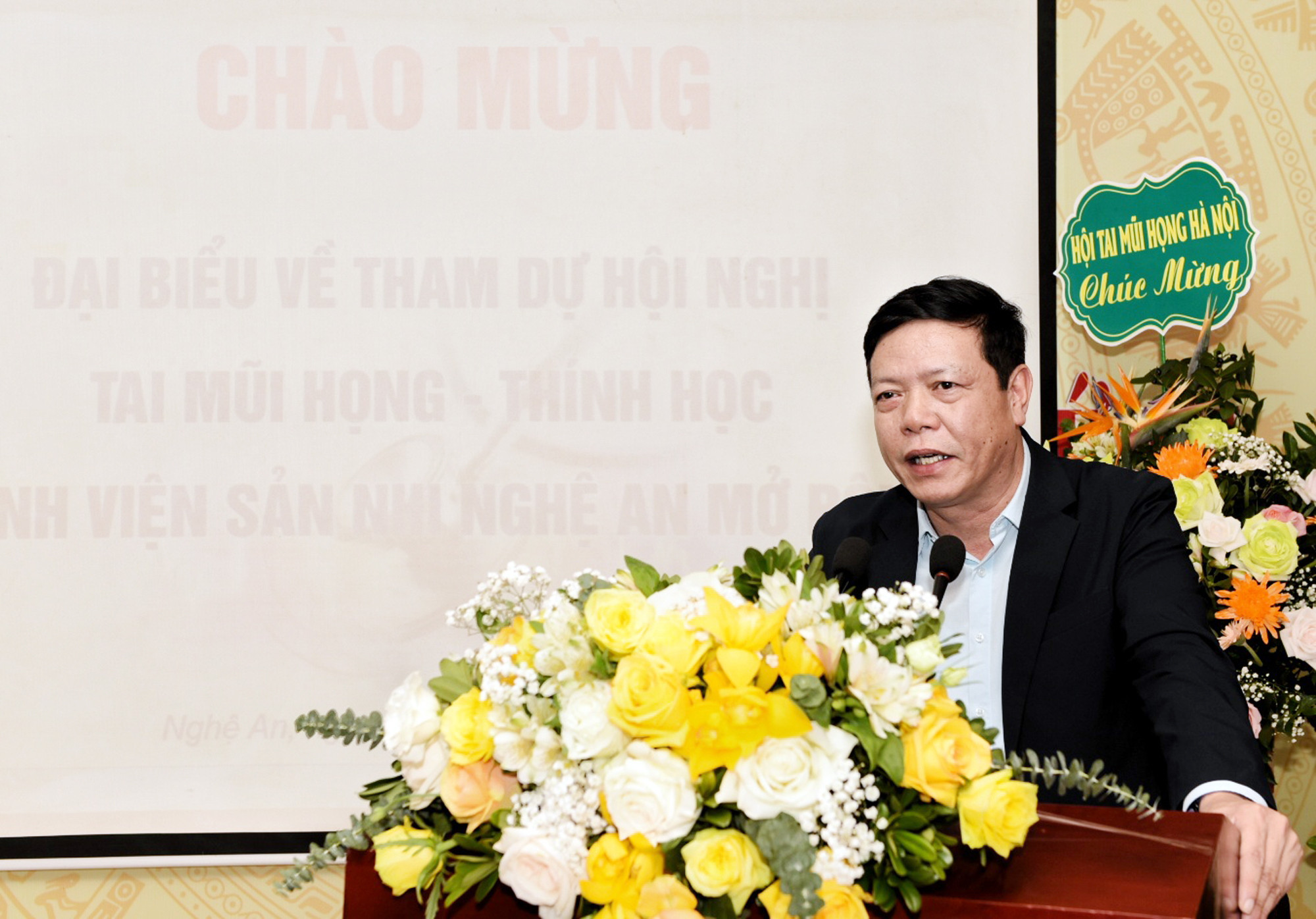 DS CKII Trần Minh Tuệ - Phó Giám đốc Sở Y tế Nghệ An đã biểu dương, đánh giá cao sáng kiến tổ chức hội nghị của Bệnh viện Sản nhi Nghệ An. Ảnh: Hoàng Yến