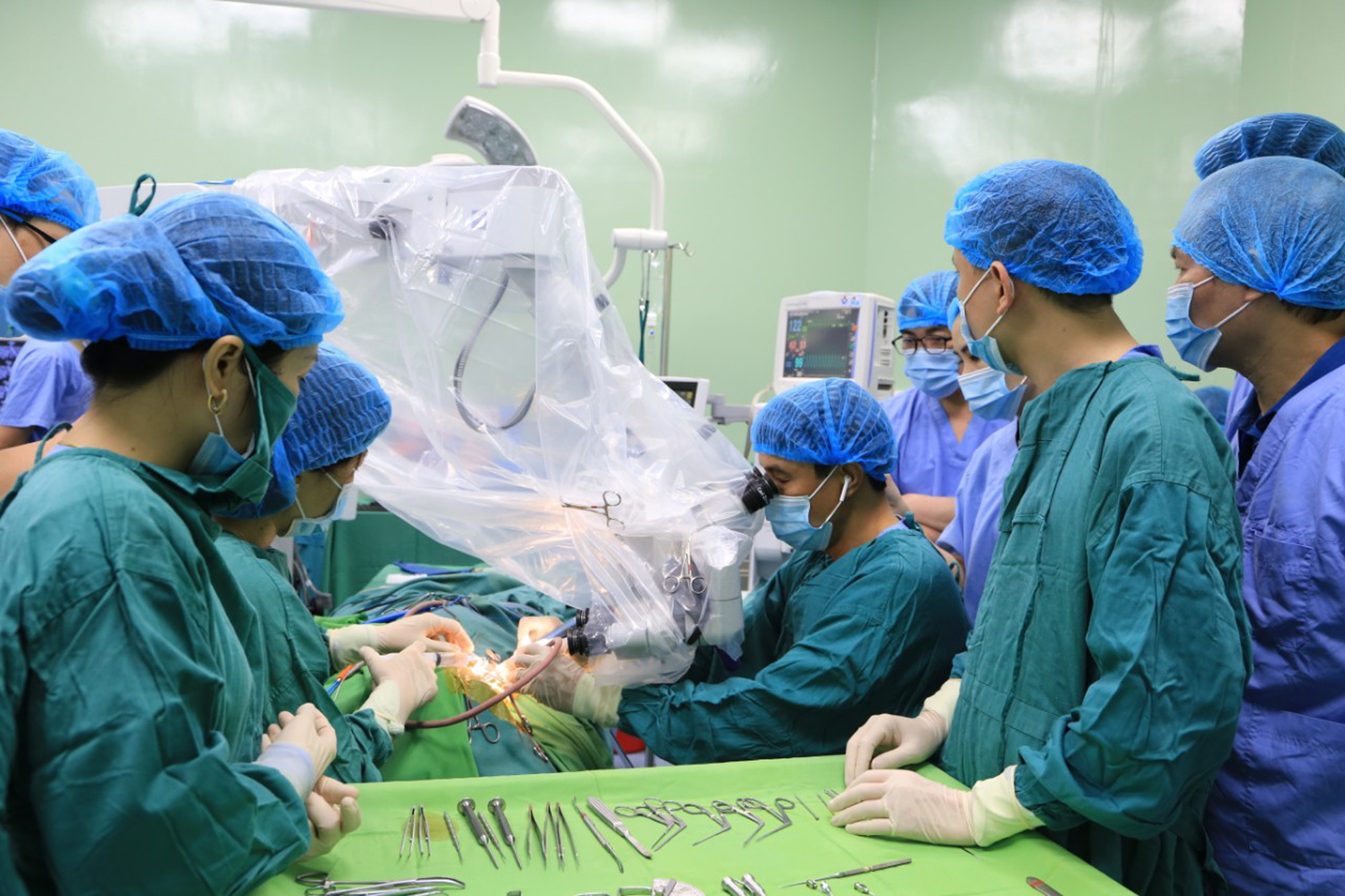 PGS.TS Cao Minh Thành đã trực tiếp thực hiện ca phẫu thuật thị phạm cấy ốc tai điện tử đầu tiên của tỉnh Nghệ An. Ảnh: Hoàng Yến