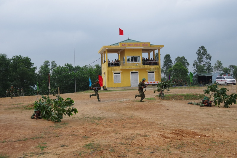 Xung phong qua cữa mở săn sàng nổ súng tiêu diệt các mục tiêu giả định