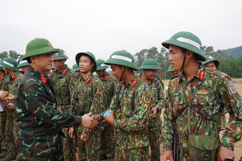 Thượng tá Phan Đại Nghĩa, Phó Chỉ huy trưởng, Tham mưu trưởng Bộ CHQS tỉnh động viên cán bộ chiến sỹ các đơn vị tham gia diễn tập vòng tổng hợp năm 2020