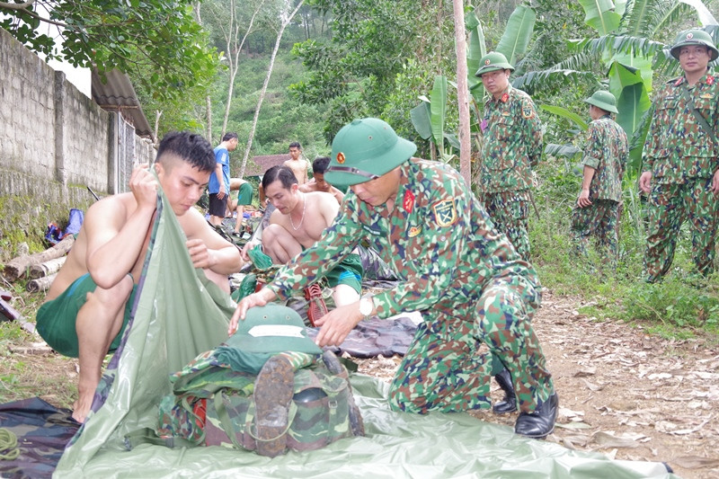 Các chiến sĩ đang thực hành gói buộc quân tư trang và vũ khí trang bị để chuẩn bị vượt sông