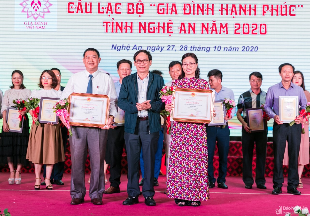 Lãnh đạo Ban Tuyên giáo Tỉnh ủy trao giải Nhất tại Hội thi CLB Gia đình hạnh phúc tỉnh Nghệ An cho huyện Con Cuông và Hưng Nguyên. Ảnh: Đức Anh