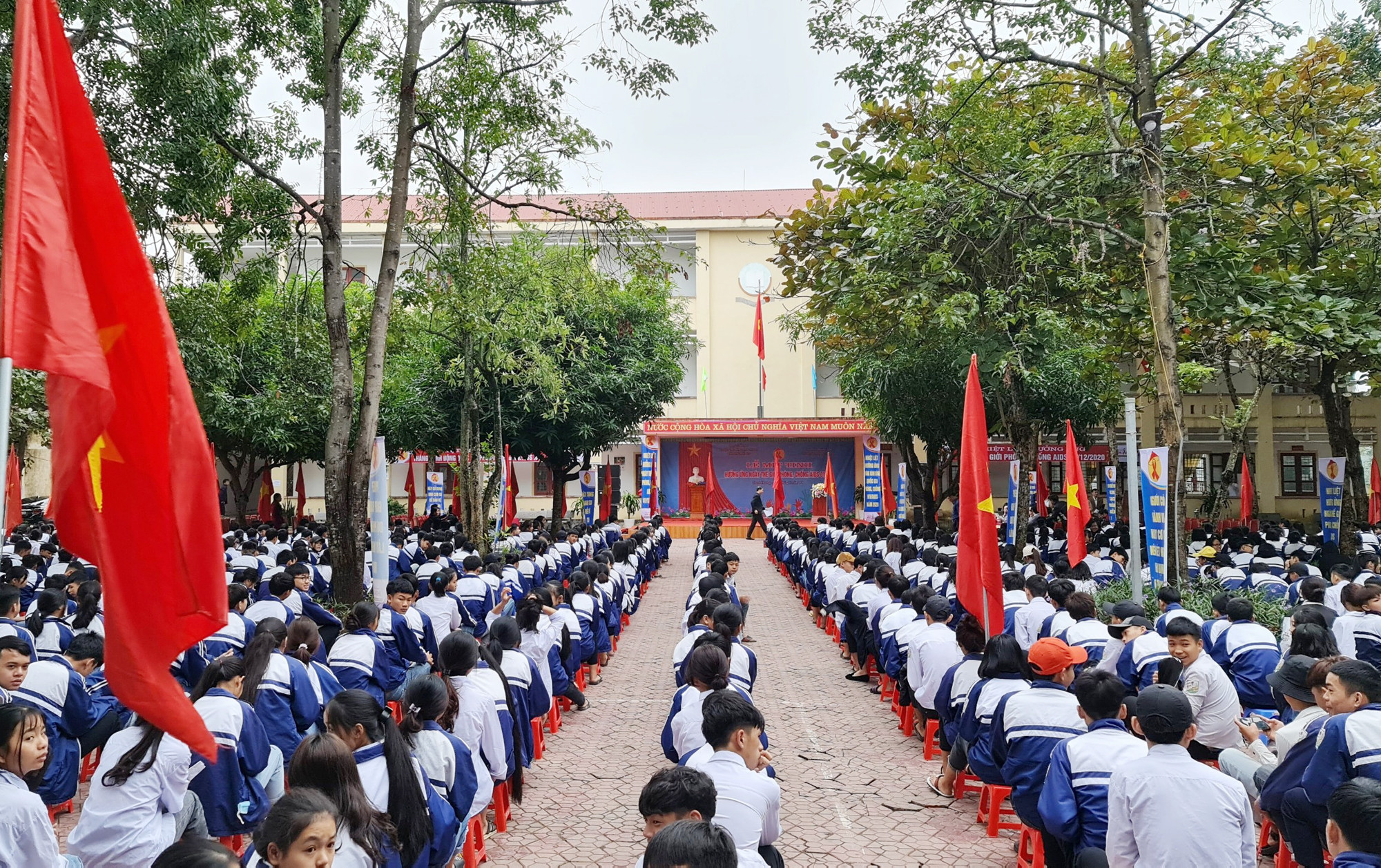 Lễ mít tinh, diễu hành hưởng ứng Ngày Thế giới phòng, chống HIV/AIDS diễn ra tại Trường THPT Đặng Thúc Hứa. Ảnh: Thành Chung
