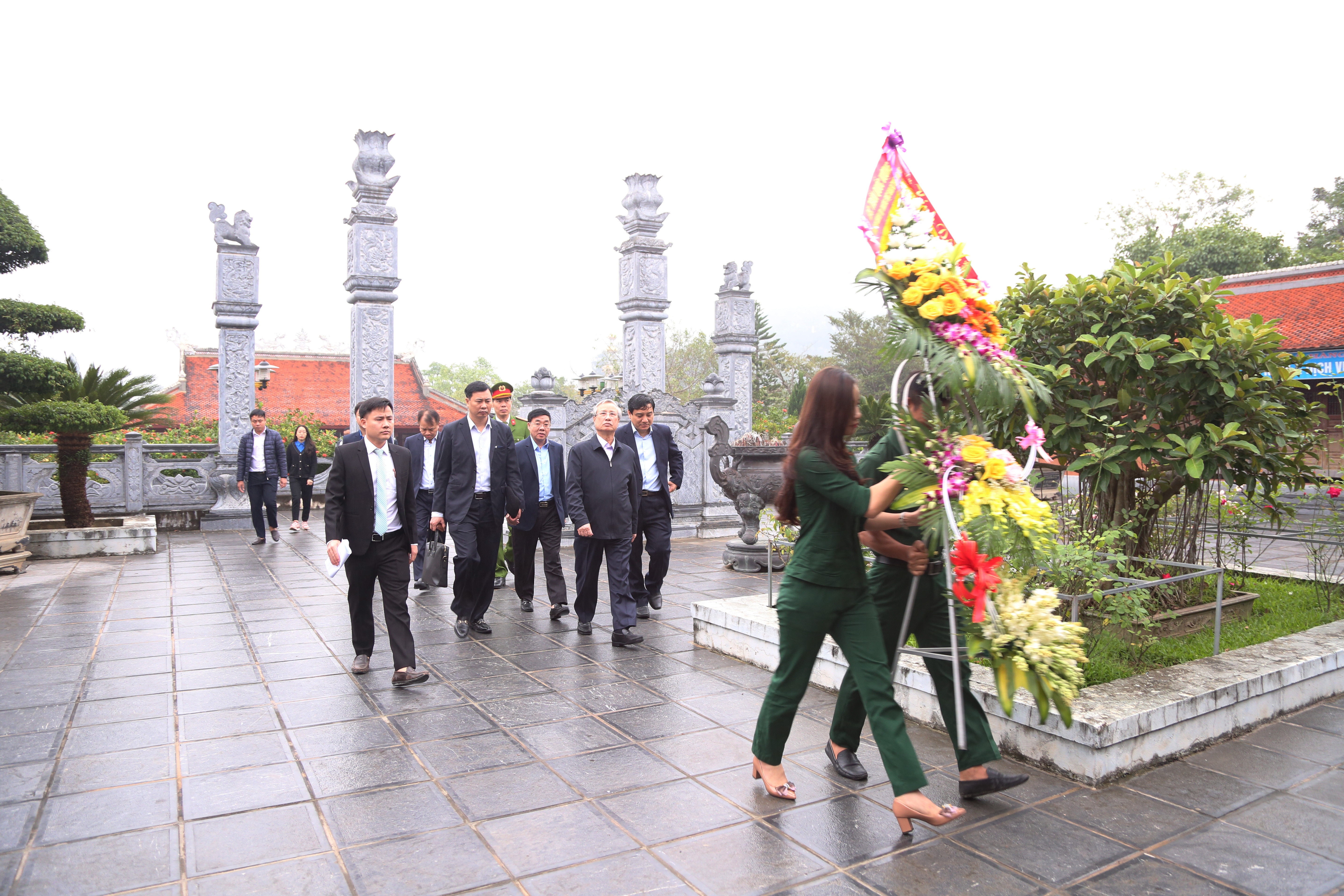 Đồng chí Trần Quốc Vượng - Ủy viên Bộ Chính trị, Thường trực Ban Bí thư Trung ương Đảng và các đại biểu dâng hoa tưởng niệm các anh hùng liệt sỹ tại Khu di tích quốc gia đặc biệt Truông Bồn. Ảnh: Đào Tuấn 