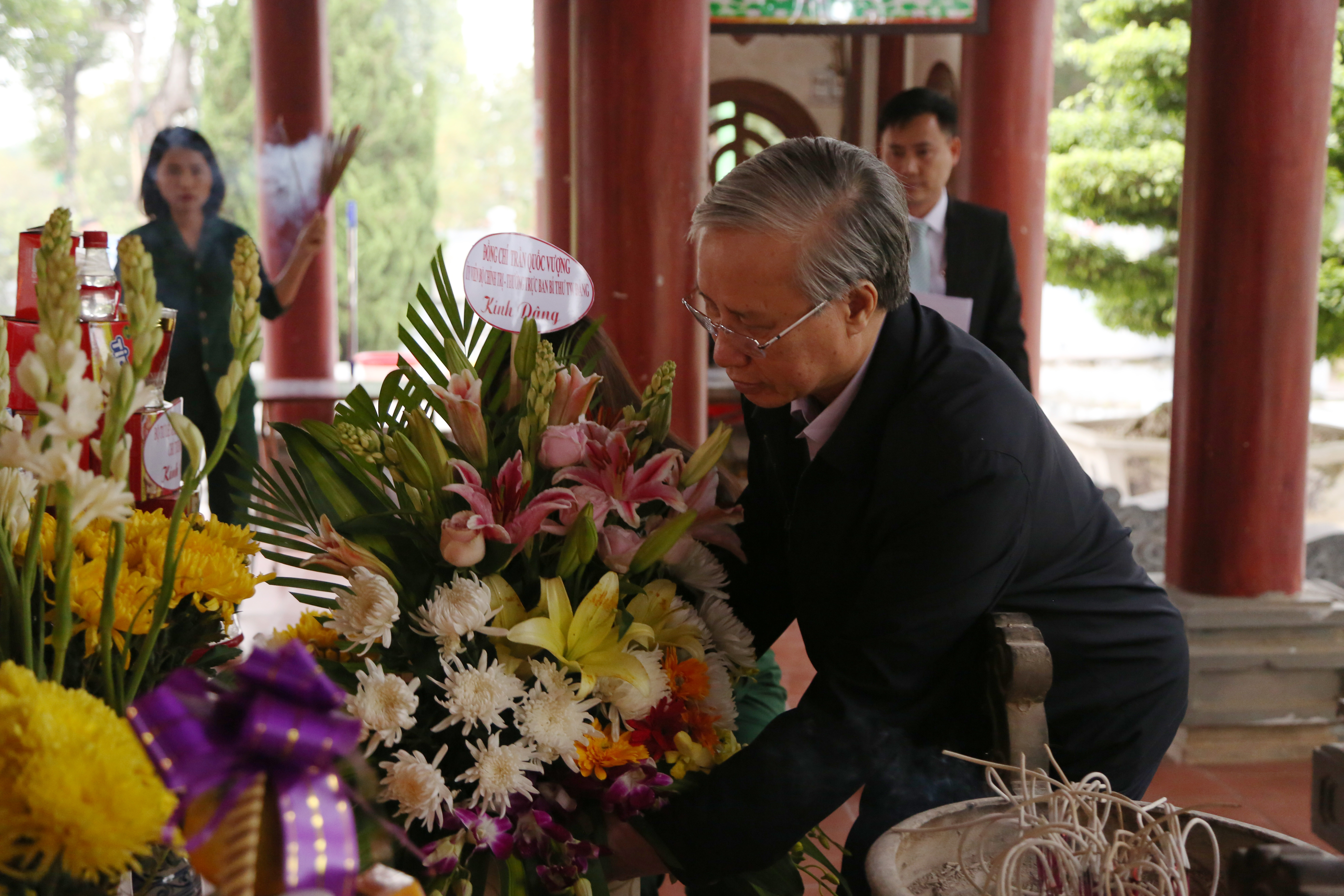 Đồng chí Trần Quốc Vượng dâng lẵng hoa tươi tưởng niệm, tri ân 13 liệt sỹ thanh niên xung phong 
