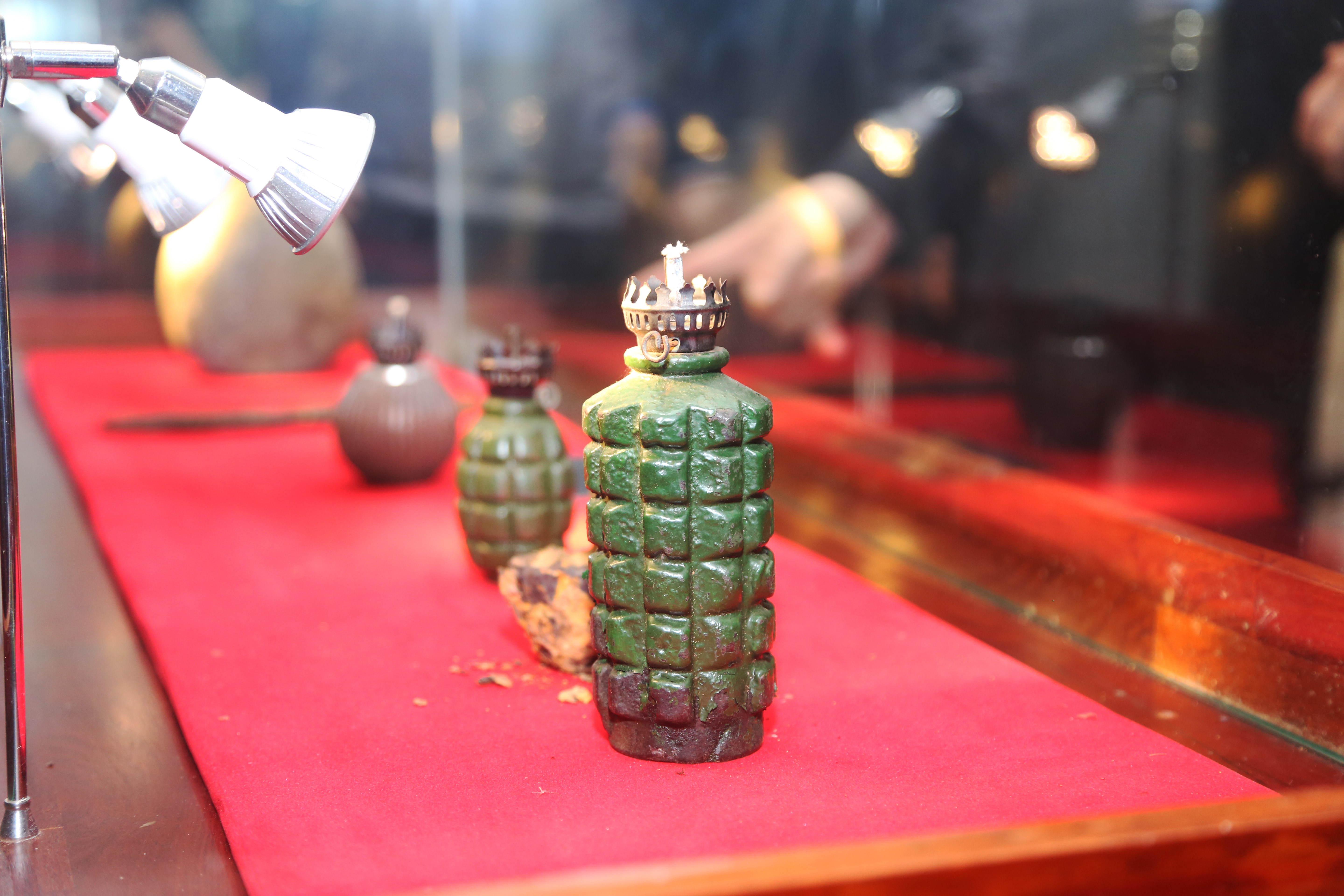 Những chiếc đèn dầu được làm từ vỏ lựu đạn của các thanh niên xung phong Truông Bồn thời kỳ kháng chiến chống Mỹ. Ảnh: Đào Tuấn