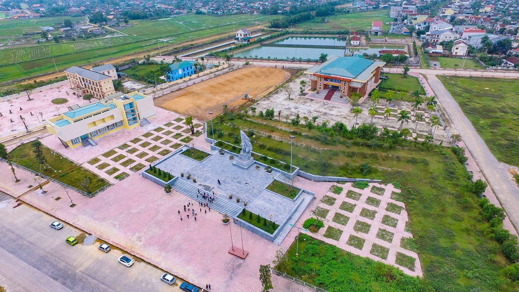 Quảng trường Phan Đăng Lưu. Ảnh: Sách Nguyễn