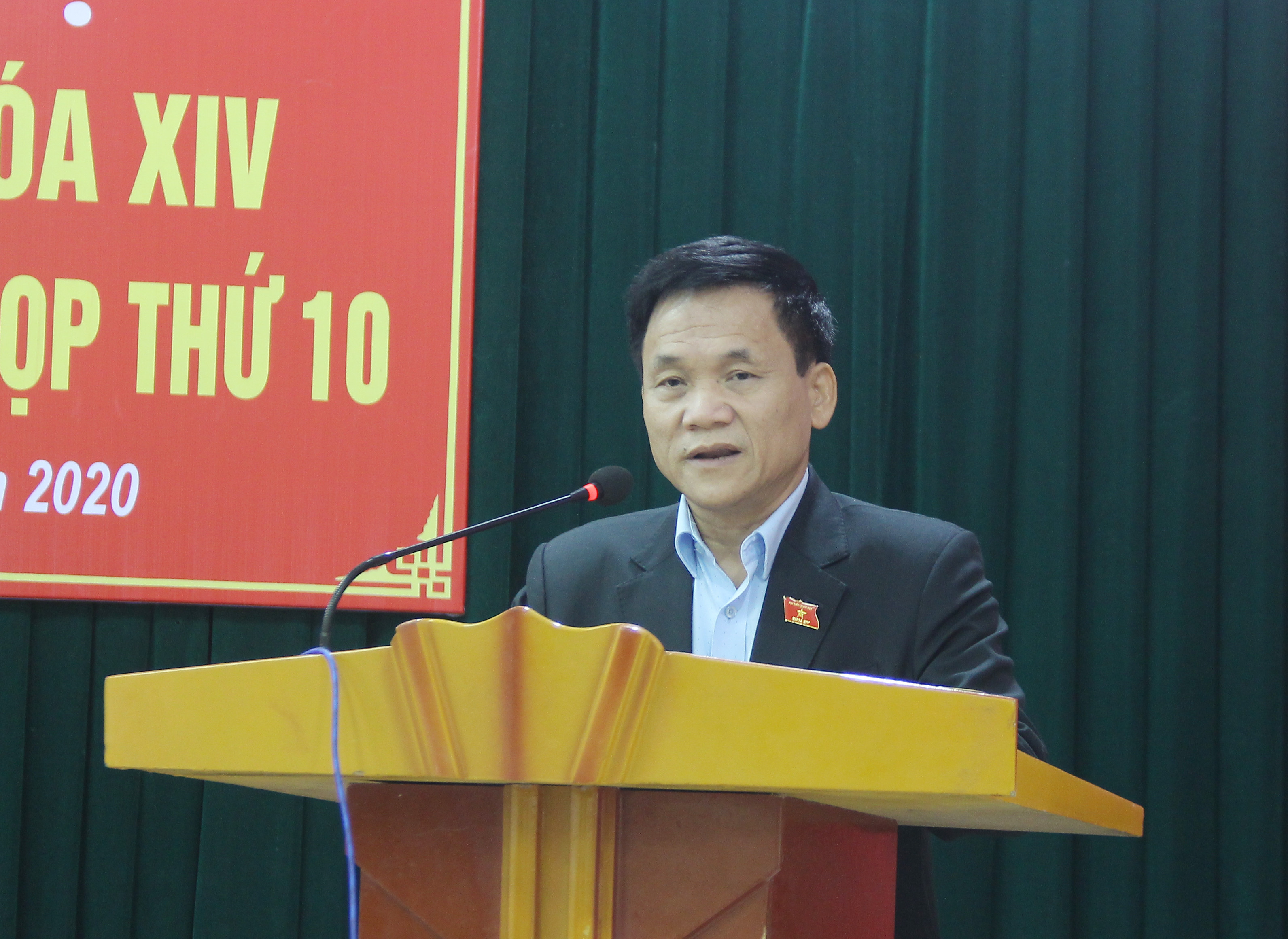 Phó trưởng đoàn đại biểu Quốc hội Nghệ An giải trình làm rõ một số nội dung cử tri quan tâm. Ảnh: Mai Hoa