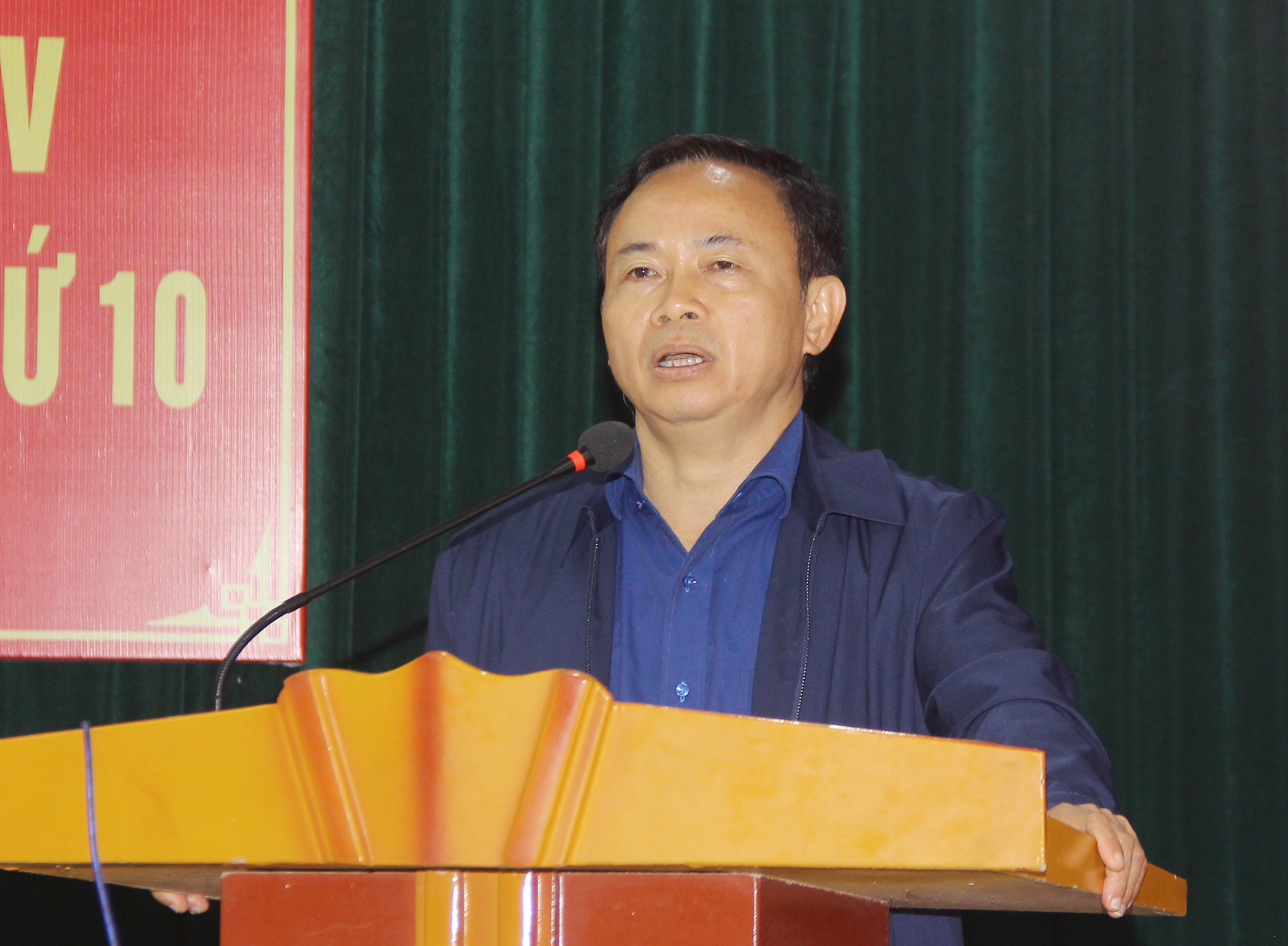 Phó Chủ tịch UBND huyện Thanh Chương giải trình các vấn đề thuộc thẩm quyền cấp huyện. Ảnh: Mai Hoa