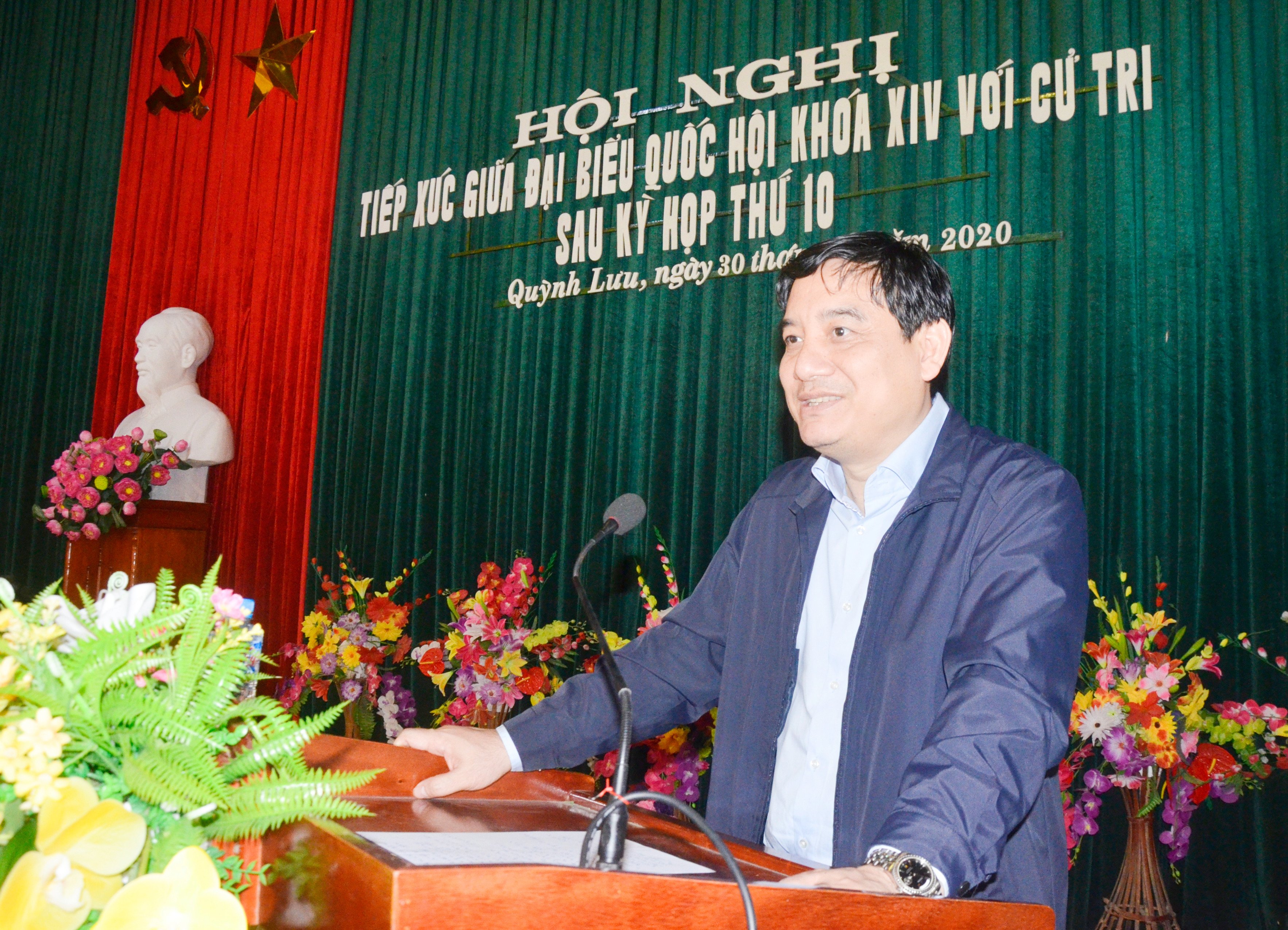 Đồng chí Nguyễn Đắc Vinh tiếp thu, giải trình kiến nghị của cử tri huyện Quỳnh Lưu. Ảnh: Thanh Lê