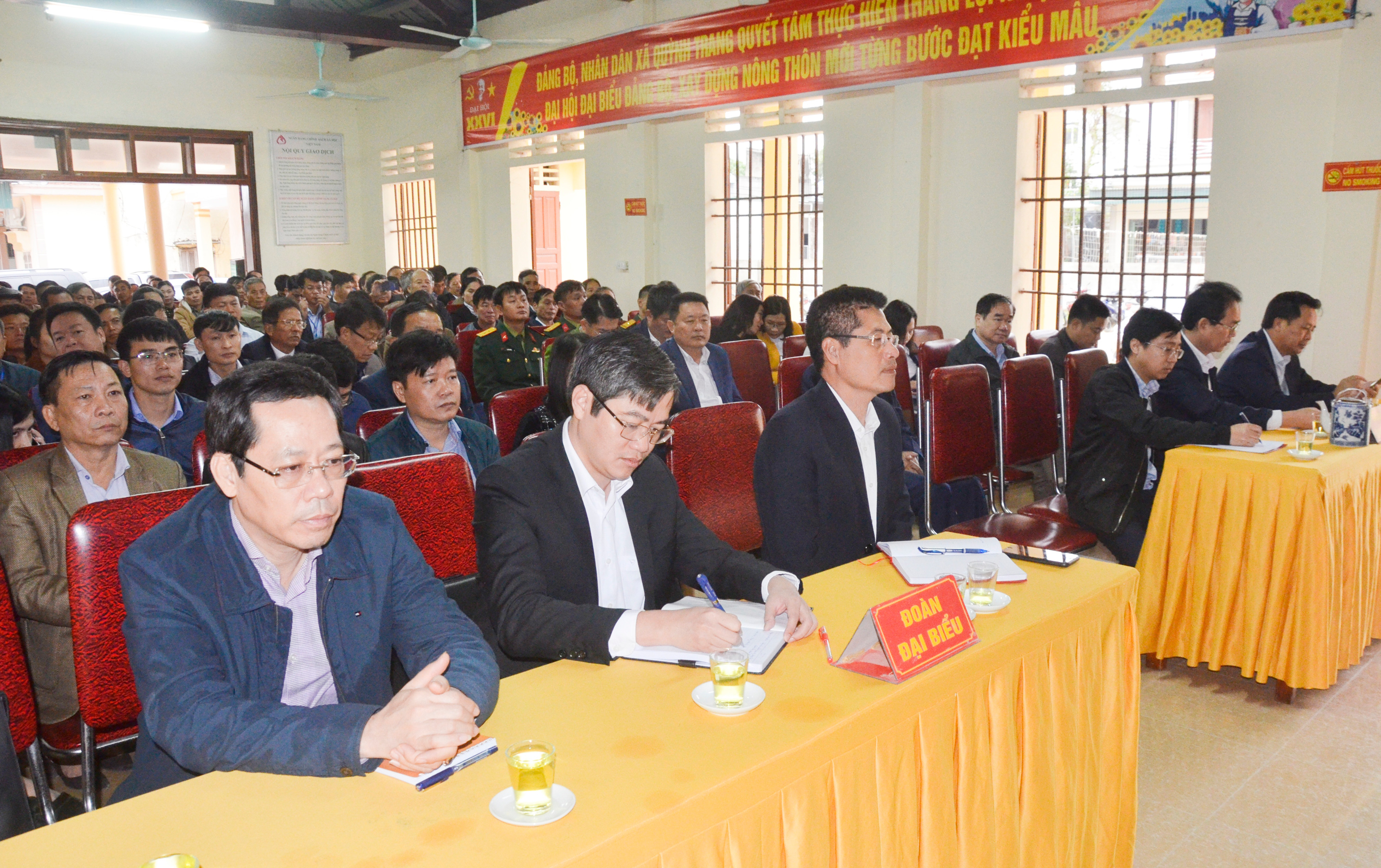 Các đại biểu cử tri thị xã Hoàng Mai tham dự hội nghị tiếp xúc cử tri. Ảnh: Thanh Lê