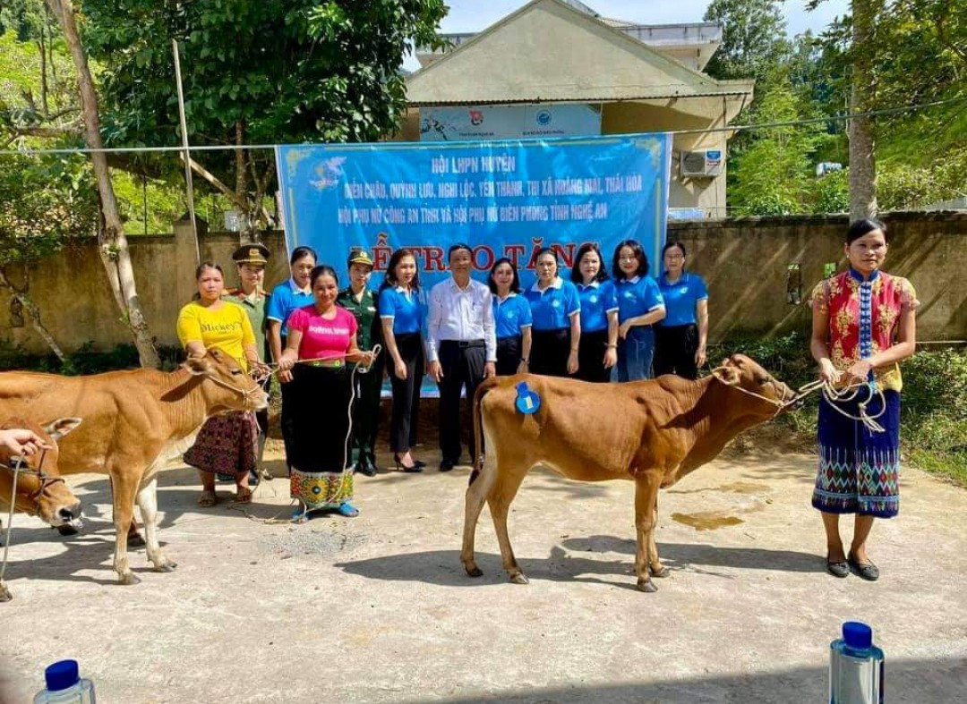 Phụ nữ vùng biên giới Tương Dương vui mừng nhận hỗ trợ của chương trình Đồng hành cùng phụ nữ biên cương. Ảnh: H.T