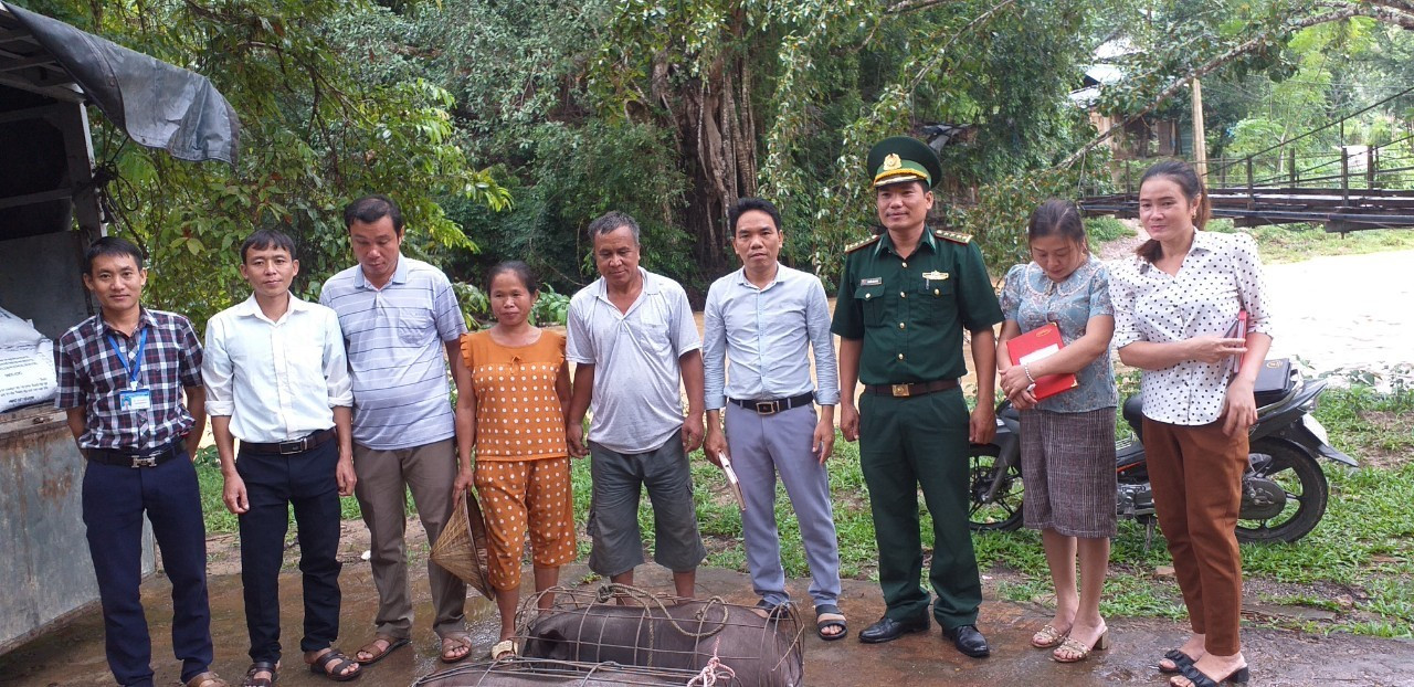 Chương trình Đồng hành cùng phụ nữ biên cương hỗ trợ chị em nghèo xã Nhôn Mai, Tương Dương. Ảnh: H.T