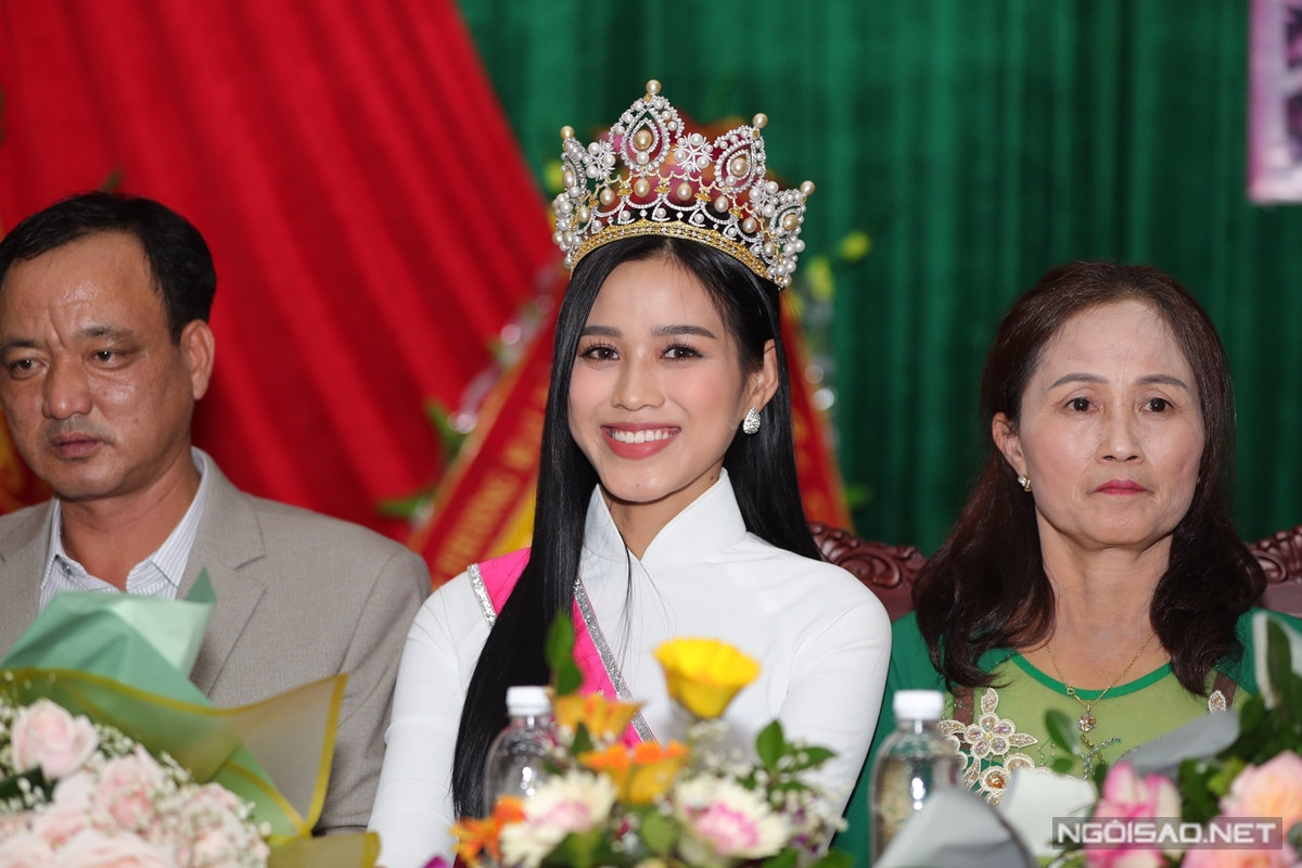 Đỗ Thị Hà cao 1,75 m, số đo 80-60-90 cm và giành vương miện Hoa hậu Việt Nam 2020 hôm 20/11.