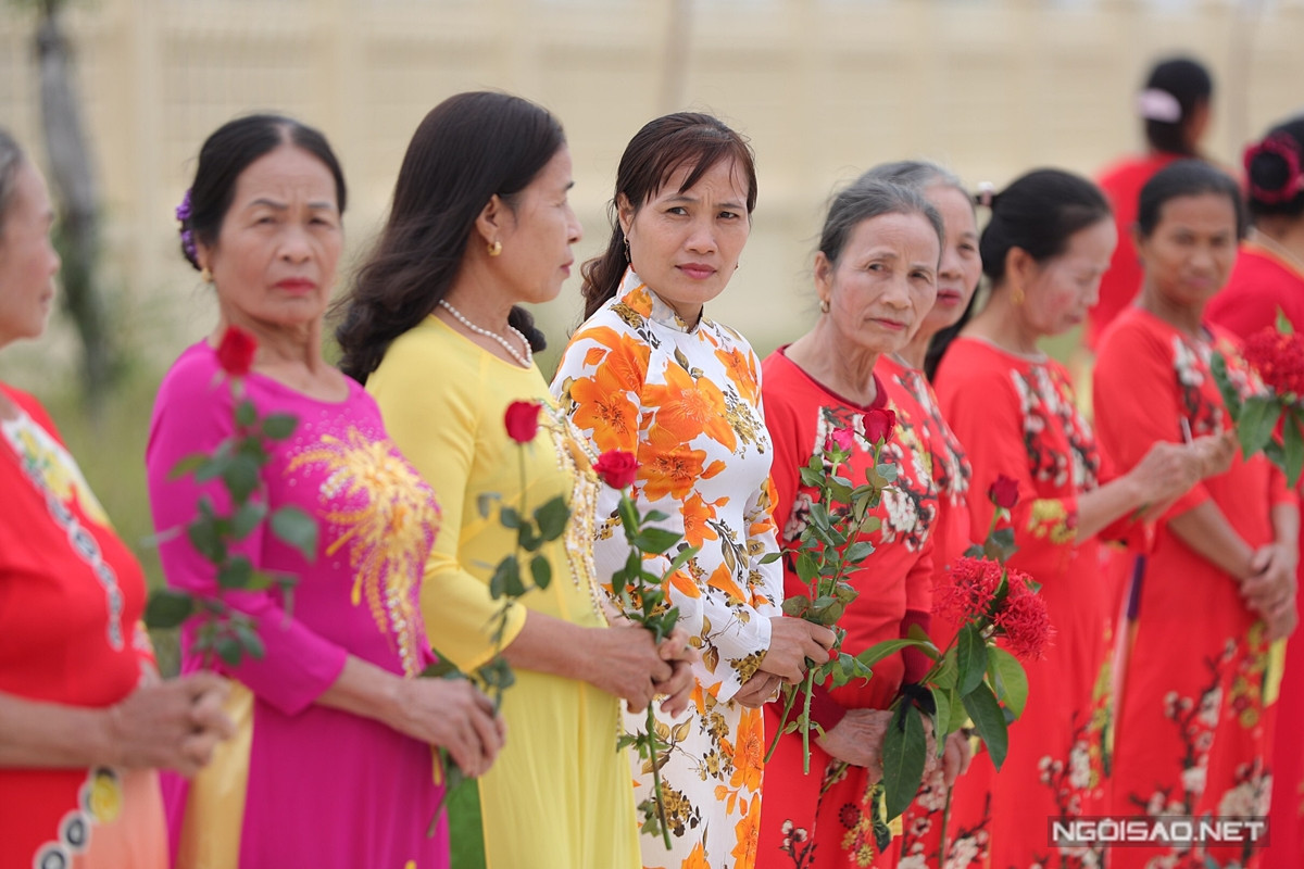 Mỗi người cầm một bông hoa hồng, xếp sẵn hàng dài chờ hoa hậu Đỗ Thị Hà di chuyển từ sân bay Thọ Xuân về quê nhà.