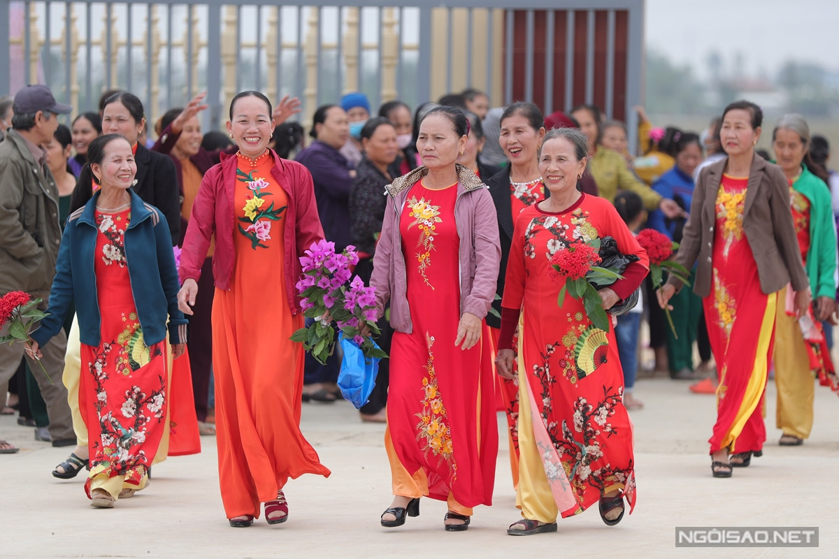Nhiều phụ nữ trong xã chọn áo dài thêu nổi bật cho ngày trọng đại.