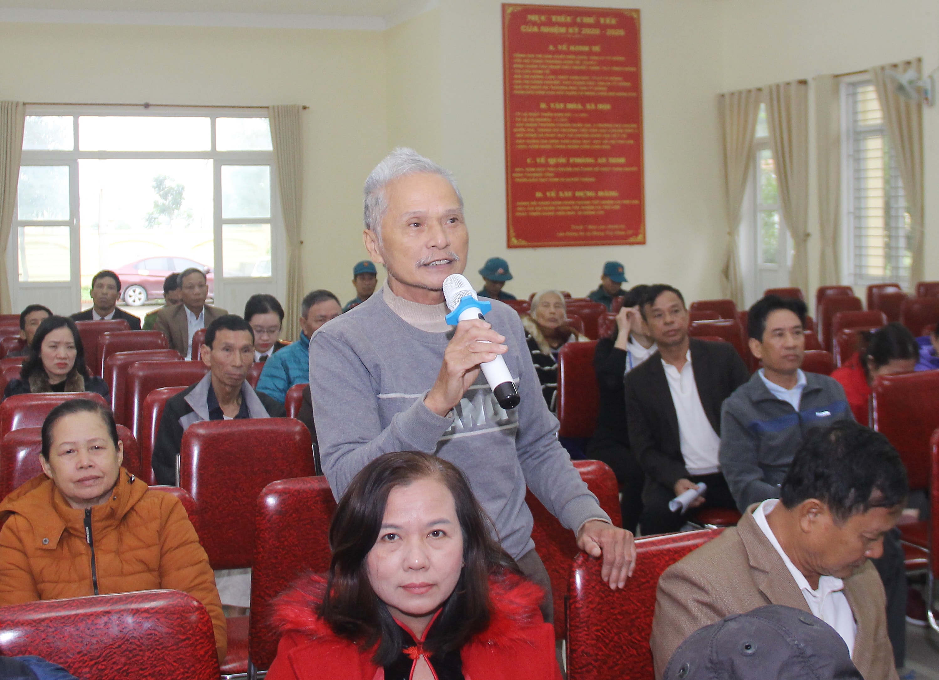 Cử tri Nguyễn Xuân Hồng (xóm Đại Huệ) phản ánh một số bất cập trong chính sách đền bù giải phóng mặt bằng. Ảnh: Mai Hoa