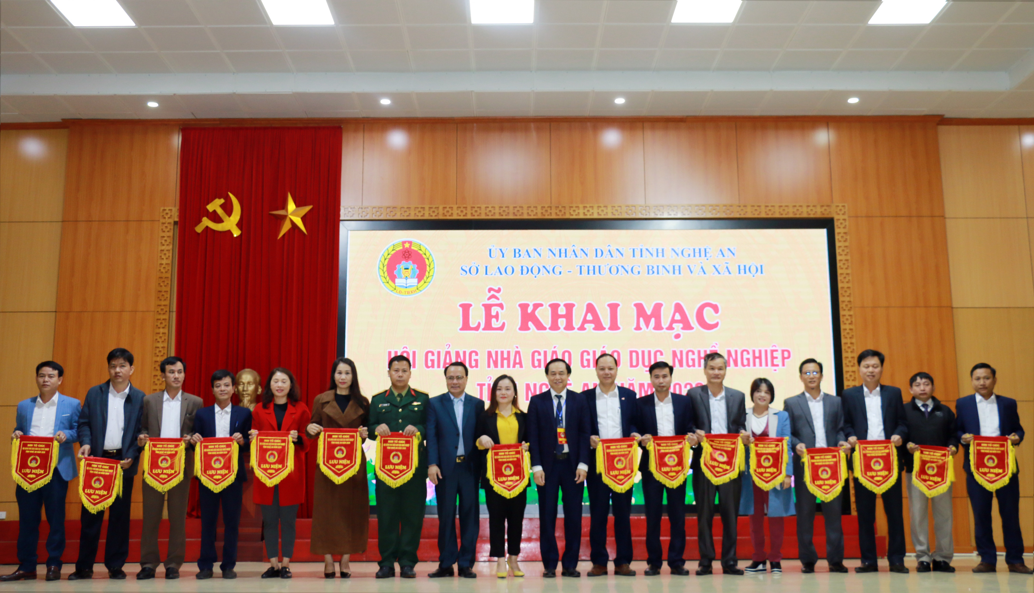 Đồng chí Nguyễn Nam Đình và Đàon Hồng Vũ trao cờ cho các đơn vị tham gia hội thi. Ảnh: MH