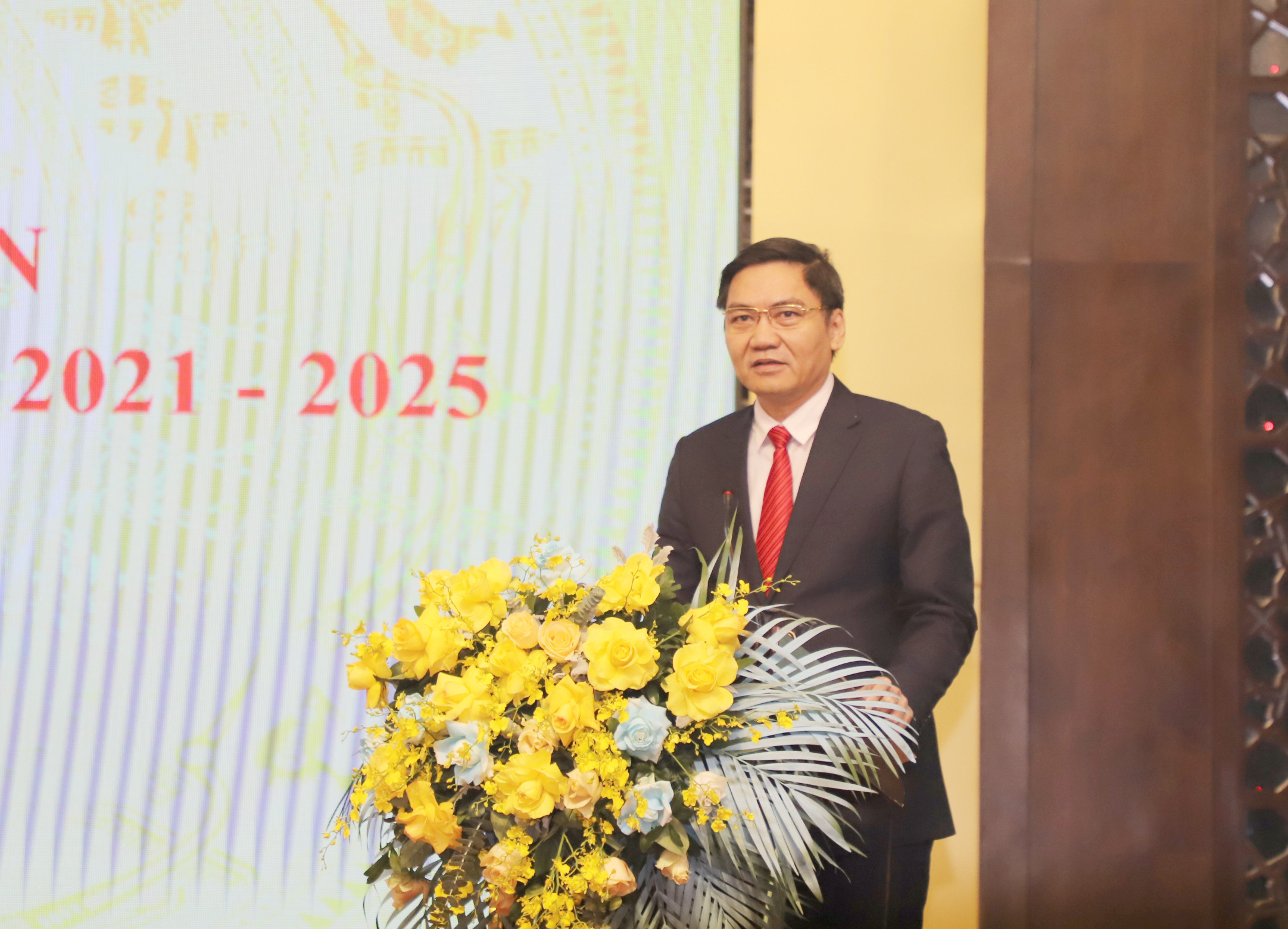 Phó Chủ tịch UBND tỉnh Hoàng Nghĩa Hiếu phát biểu tại hội nghị. Ảnh: Phạm Bằng