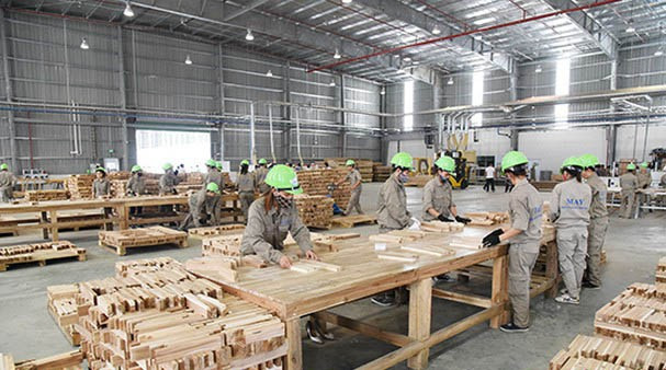 Chế biến gỗ tại Nhà máy chế biến gỗ MDF Nghĩa Đàn. Ảnh: Phú Hương