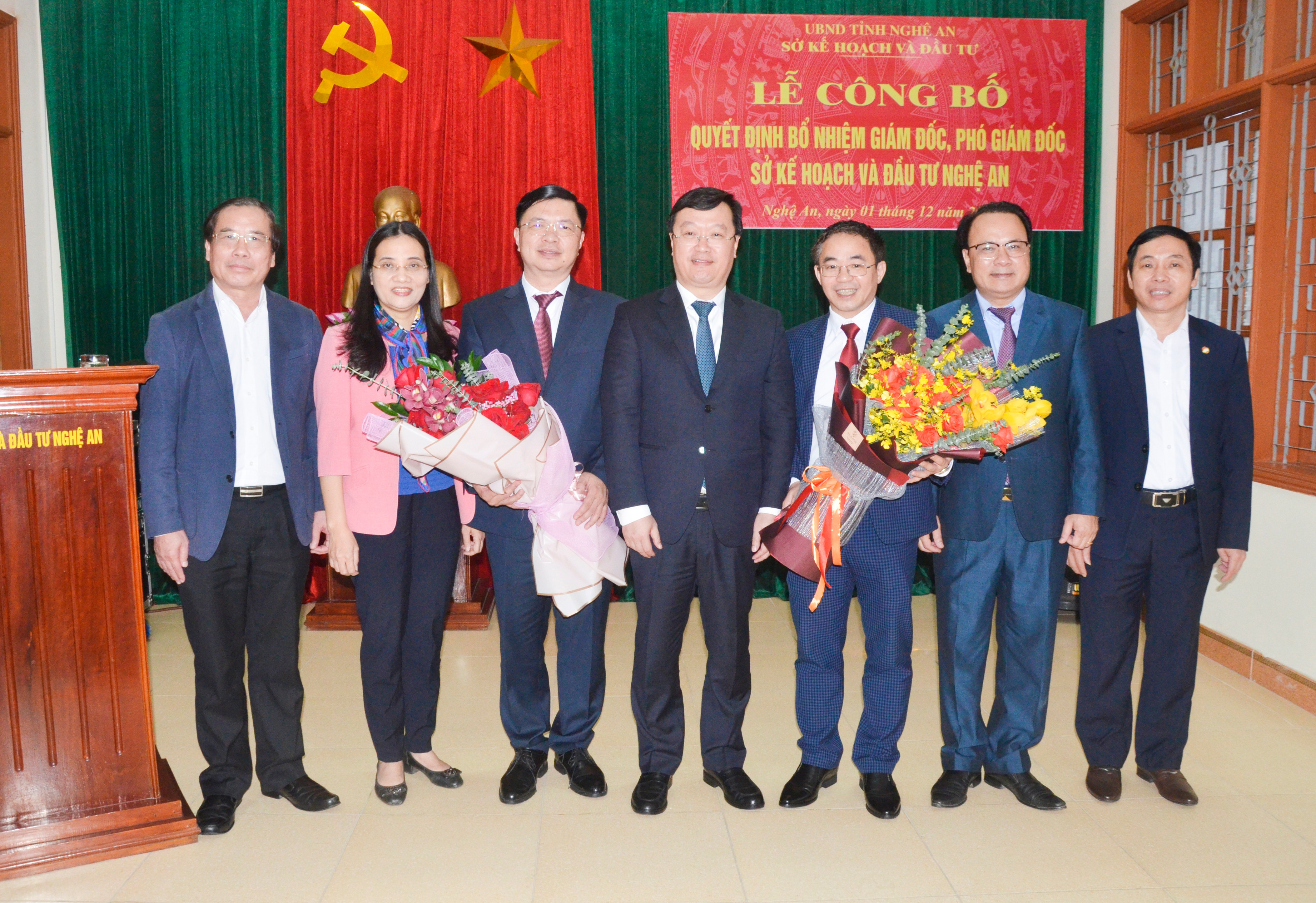 Các đồng chí lãnh đạo tỉnh tặng hoa chúc mừng đồng chí Nguyễn  Xuân Đức và Hồ Việt Dũng. Ảnh: Thanh Lê