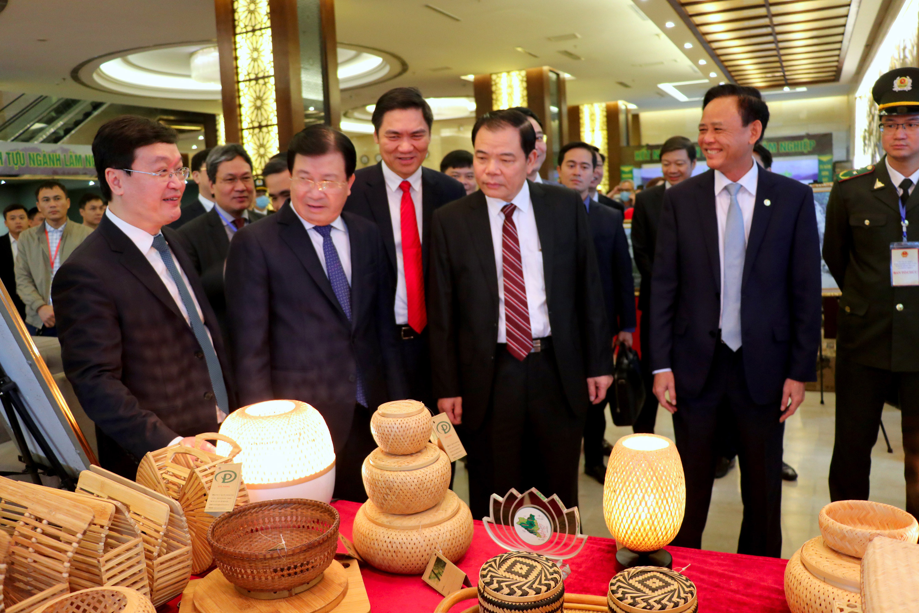Phó thủ tướng Trịnh ĐÌnh Dũng cùng lãnh đạo tỉnh tham quan sản phẩm chế biến từ gỗ trưng bày tại hội nghị> Ảnh Thu Huyền
