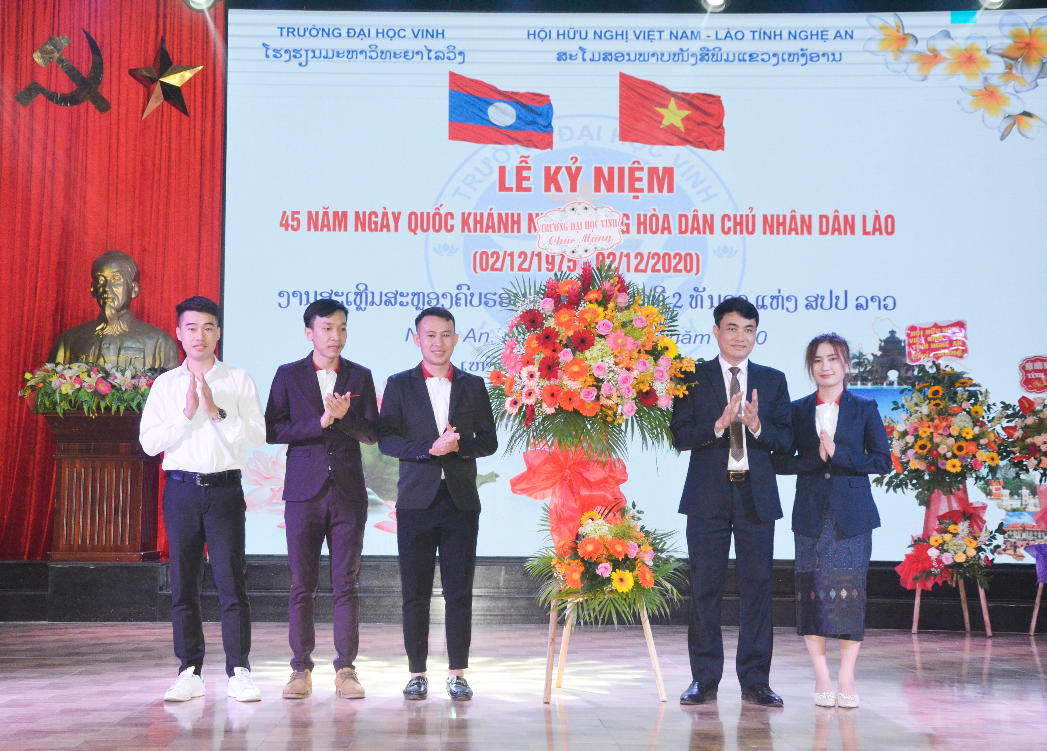 Trường Đại học Vinh tặng hoa chúc mừng các lưu học sinh Lào. Ảnh: Thanh Lê