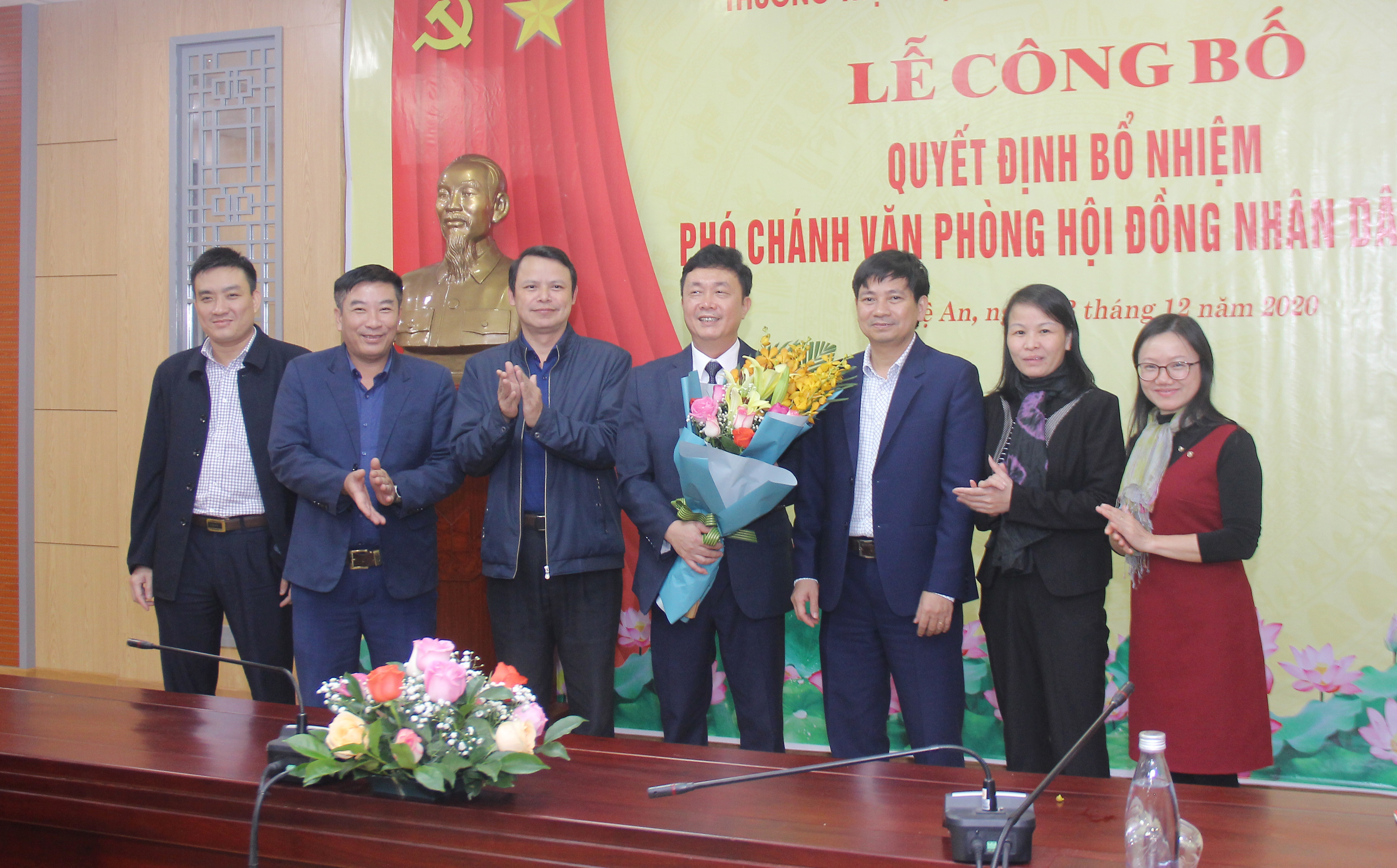 Lãnh đạo các Ban HĐND tỉnh tặng hoa chúc mừng đồng chí Hồ Sỹ Hùng. Ảnh: Mai Hoa