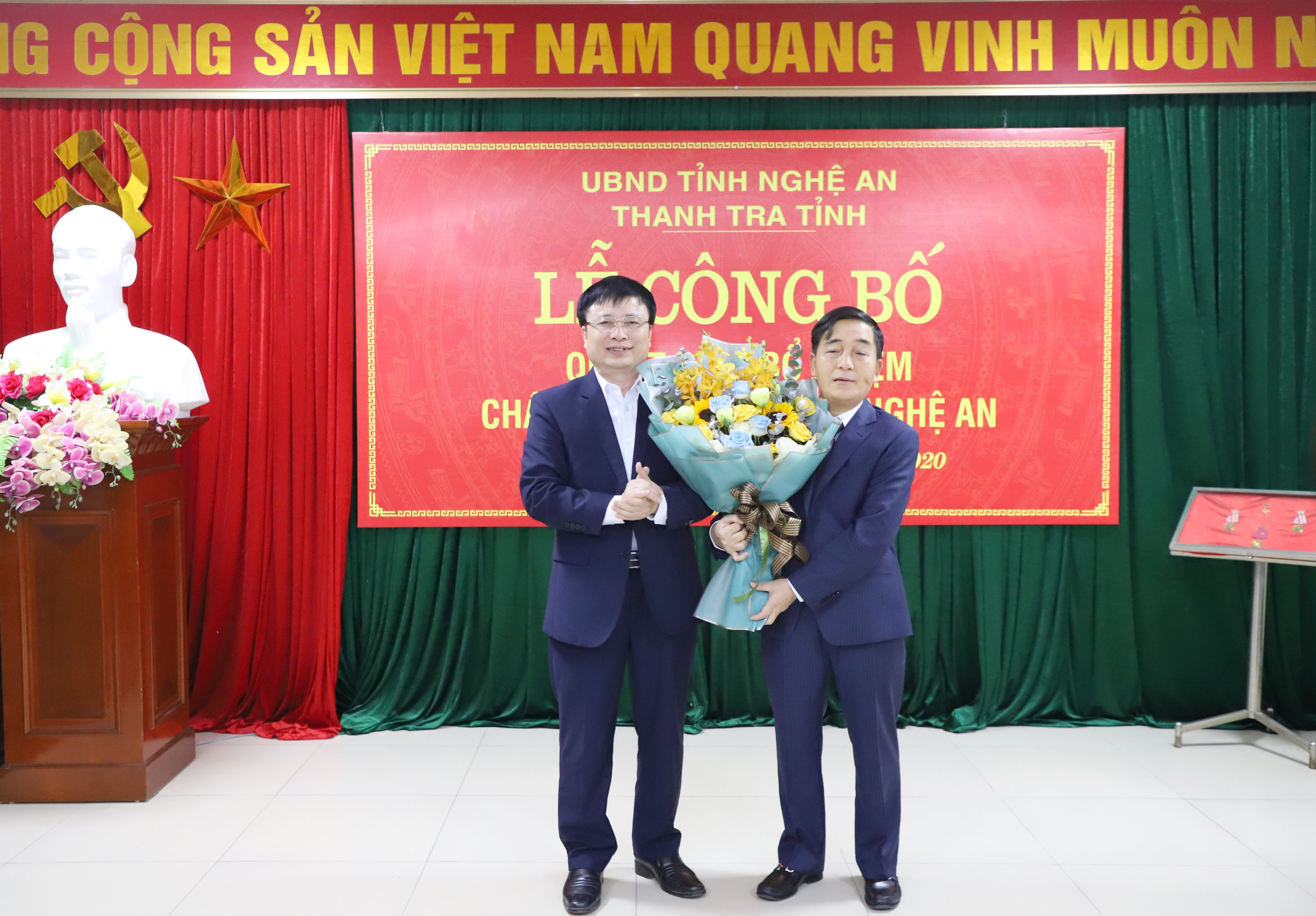 Đồng chí Bùi Đình Long - Phó Chủ tịch UBND tỉnh tặng hoa chúc mừng đồng chí Chu Thế Huyền. Ảnh: Phạm Bằng