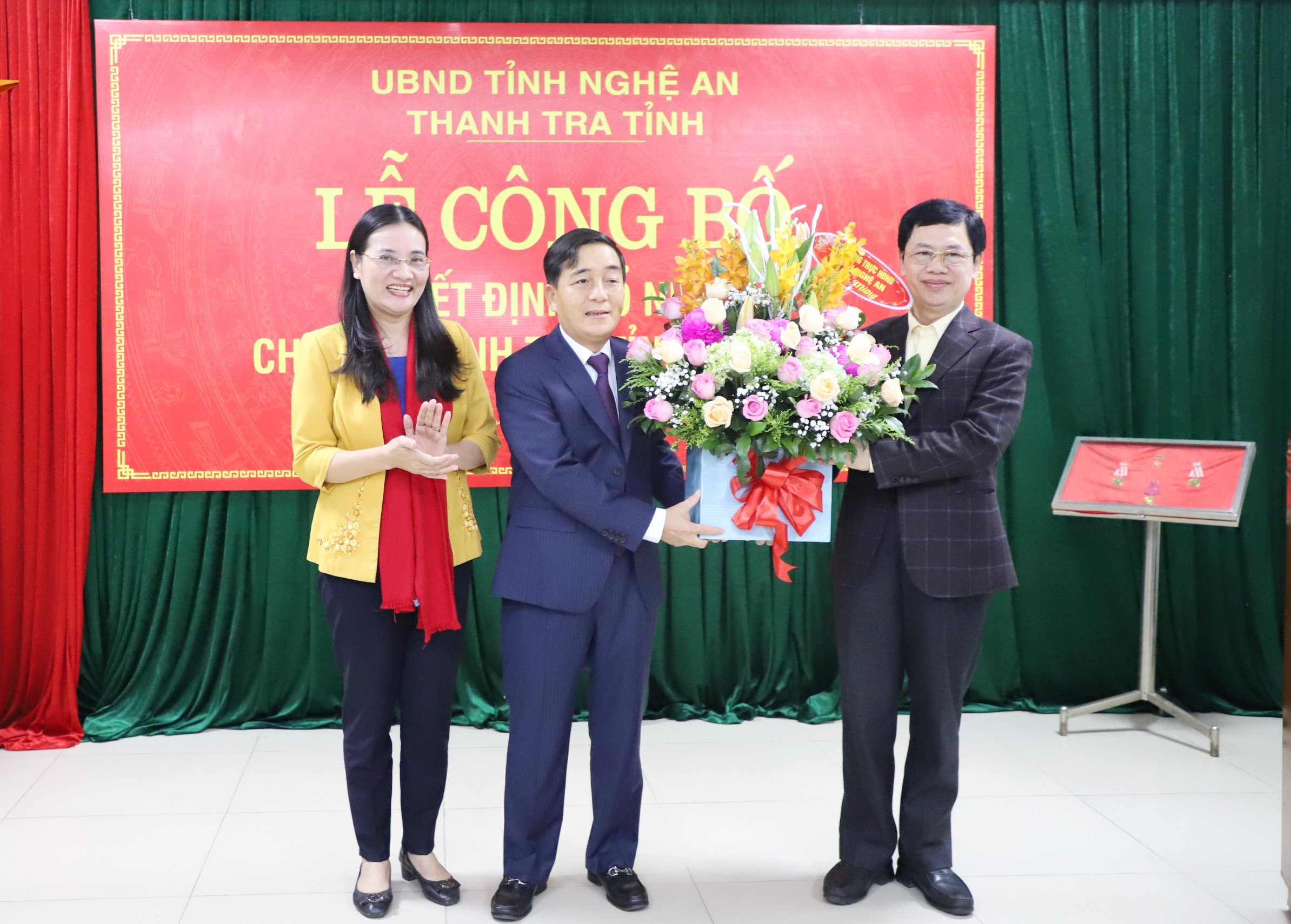 Thường trục HĐND tỉnh tặng hoa, chúc mừng Chánh Thanh tra tỉnh Chu Thế Huyền. Ảnh: Phạm Bằng