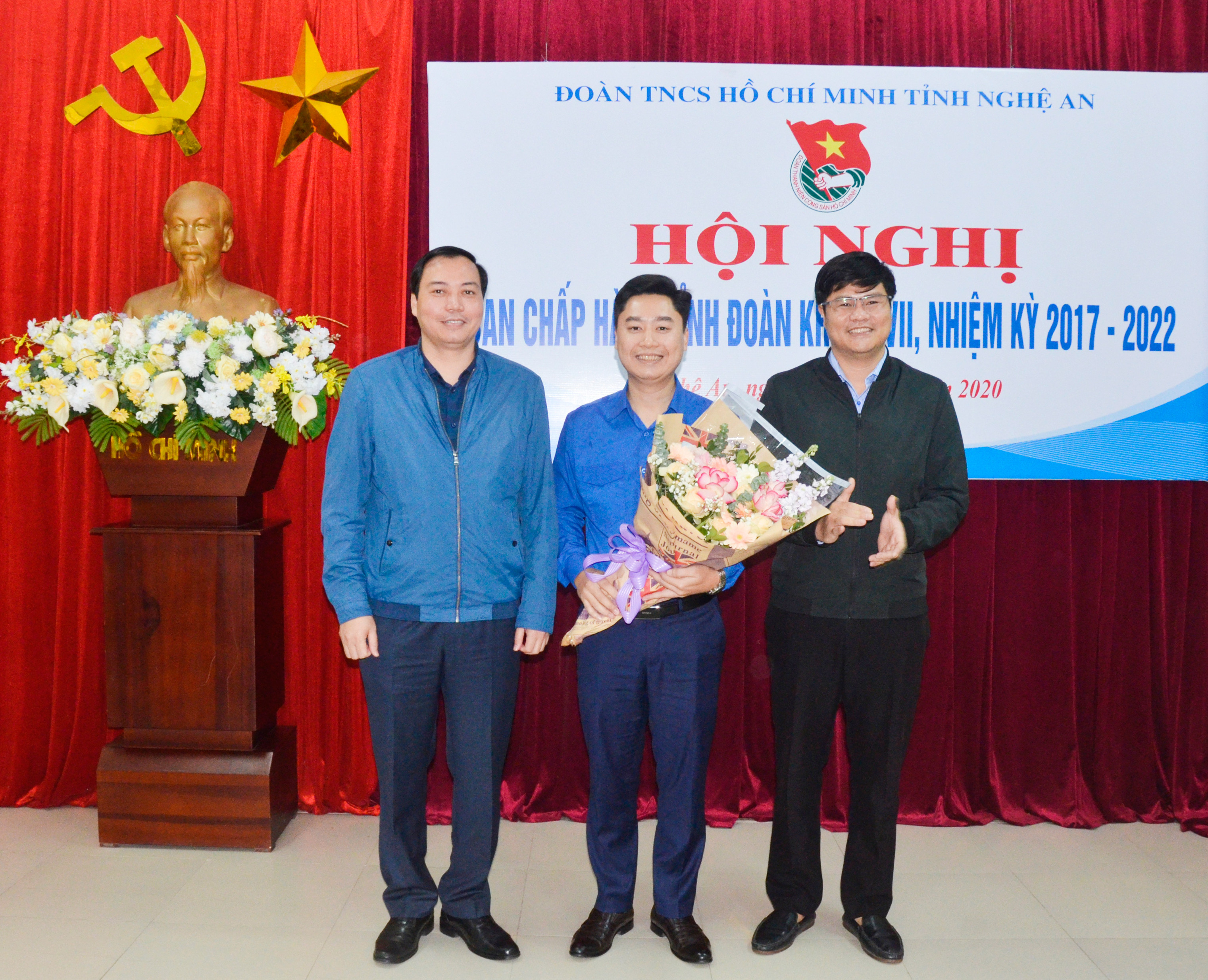 Các đồng chí lãnh đạo Tỉnh đoàn tặng hoa chúc mừng đồng chí Lê Văn Lương. Ảnh: Thanh Lê