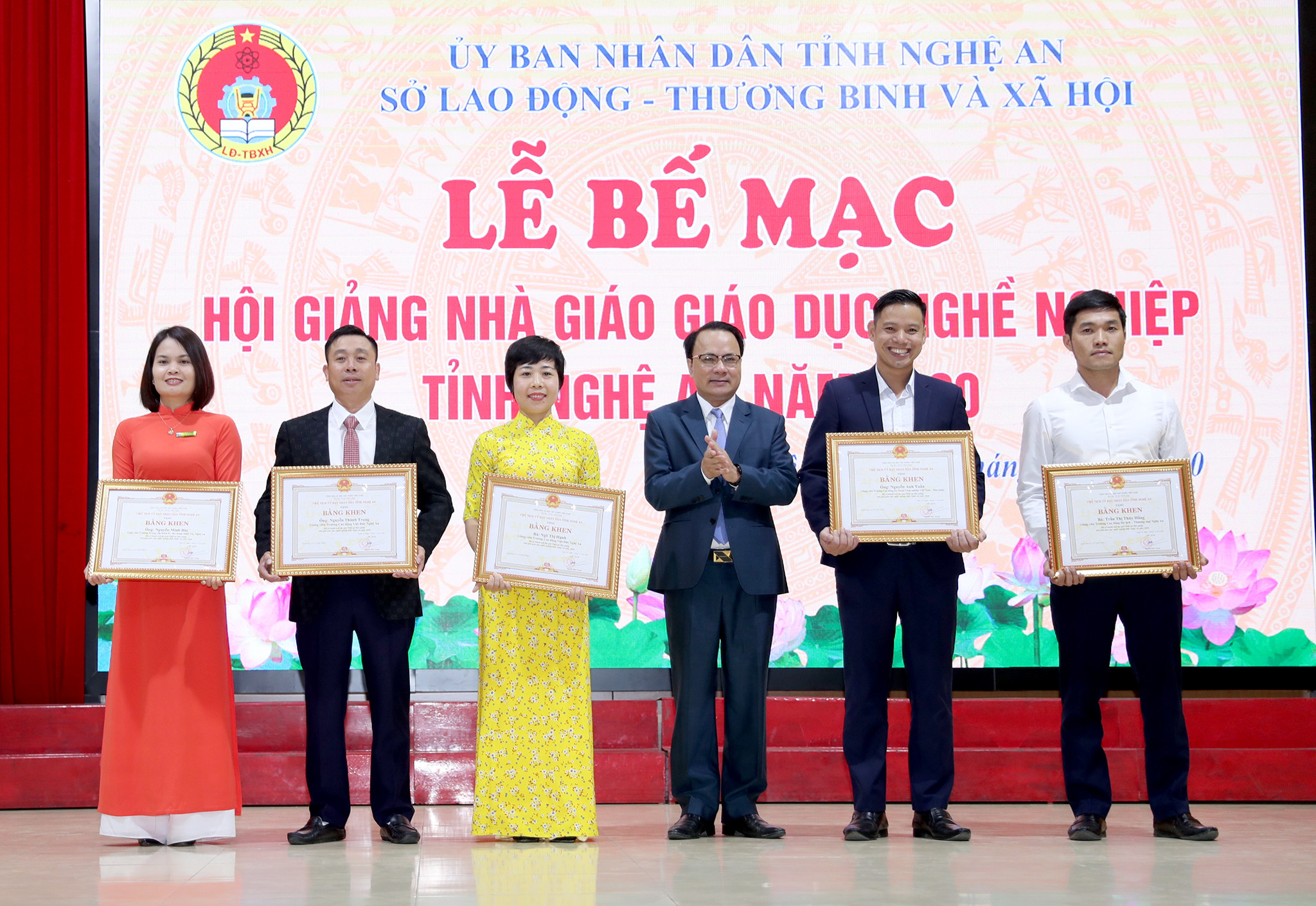 Đồng chí Nguyễn Nam Đình trao giải nhất cho 5 cá nhân xuất sắc. Ảnh: Đức Anh
